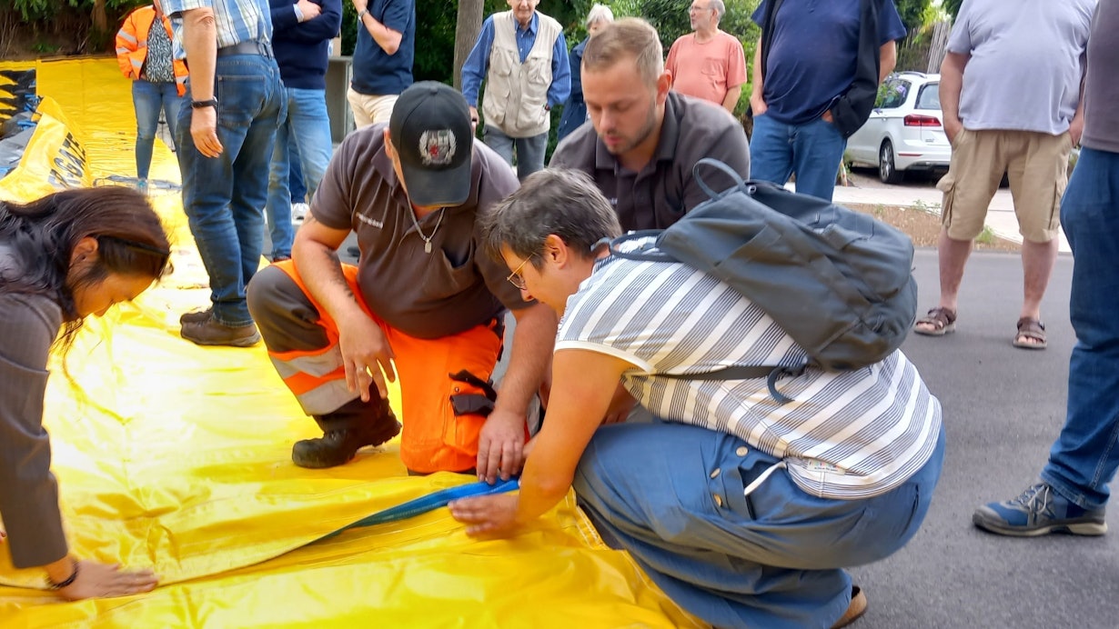 Tam Schulte (l.) und Annette Fleischer erproben sich als Anwohner an der neuen Hochwasserbarriere für das Rodderfeld in Rheinbach