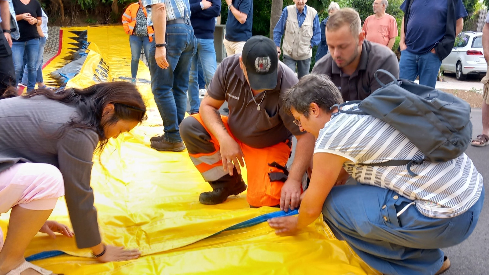 Tam Schulte (l.) und Annette Fleischer erproben sich als Anwohner an der neuen Hochwasserbarriere für das Rodderfeld in Rheinbach