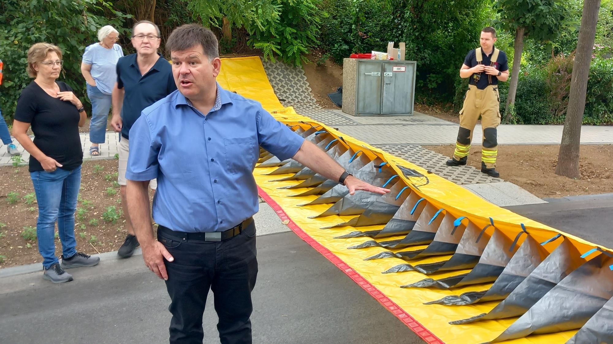 24.7.2023 Der Technische Beigeordnete Torsten Bölinger erklärte die Funktion der Hochwasserbarriere für das Rodderfeld in Rheinbach.