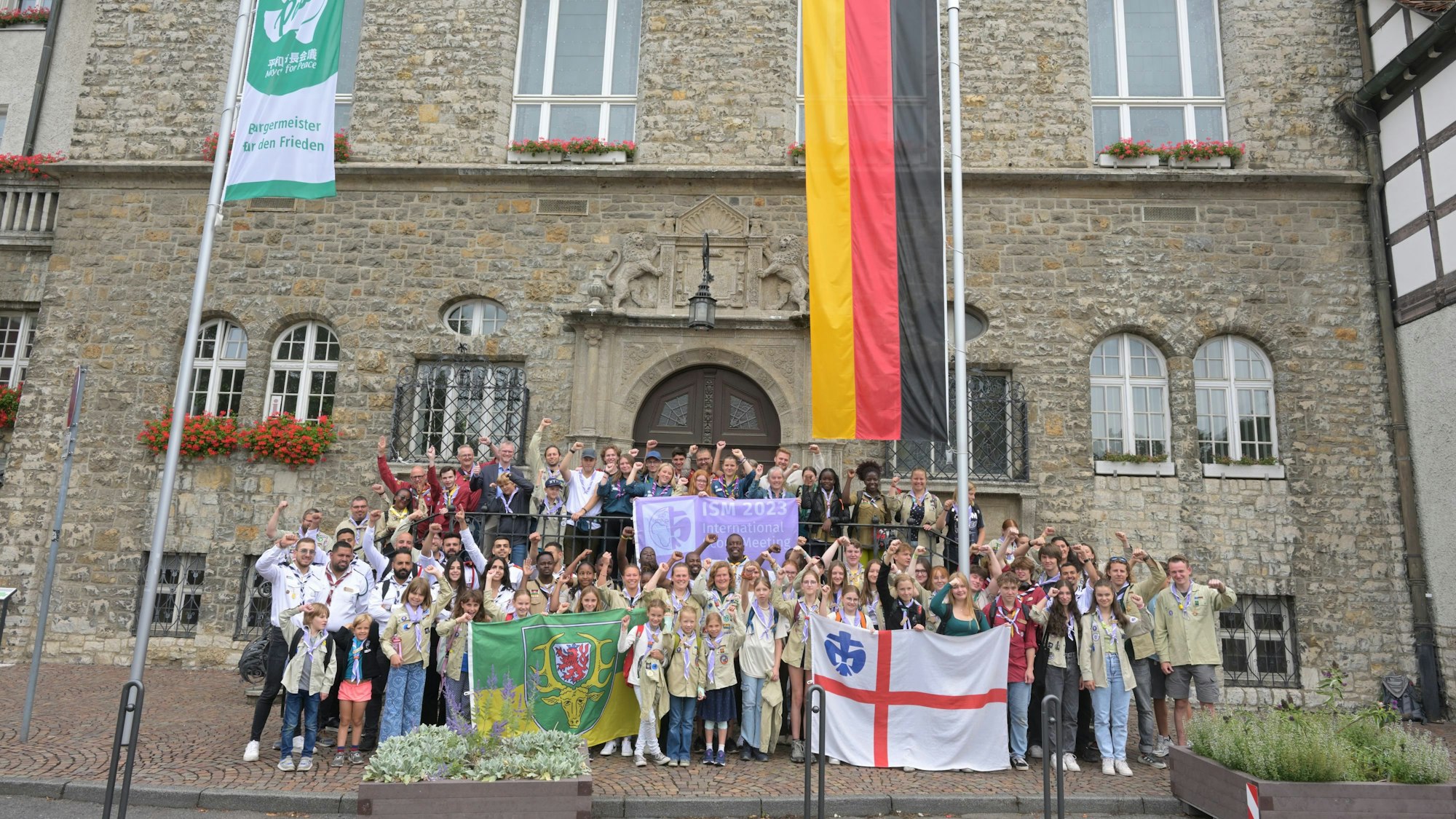 Die Pfadfinder stehen in Bergisch Gladbach vor dem Rathaus.