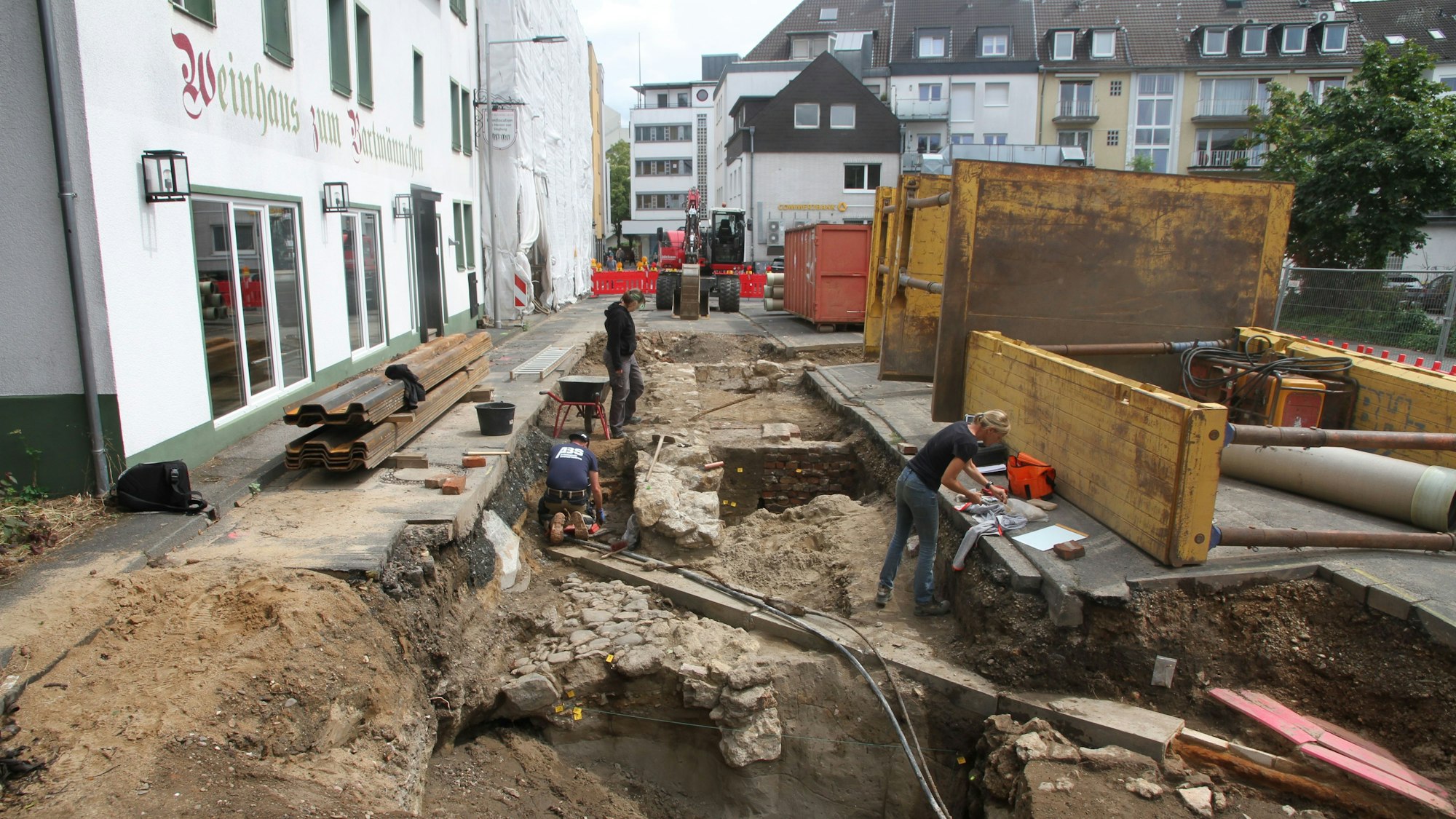 Archäologische Grabungen an der Burggasse, alte Kelleranlagen und Pflasterung einer alten Gasse
