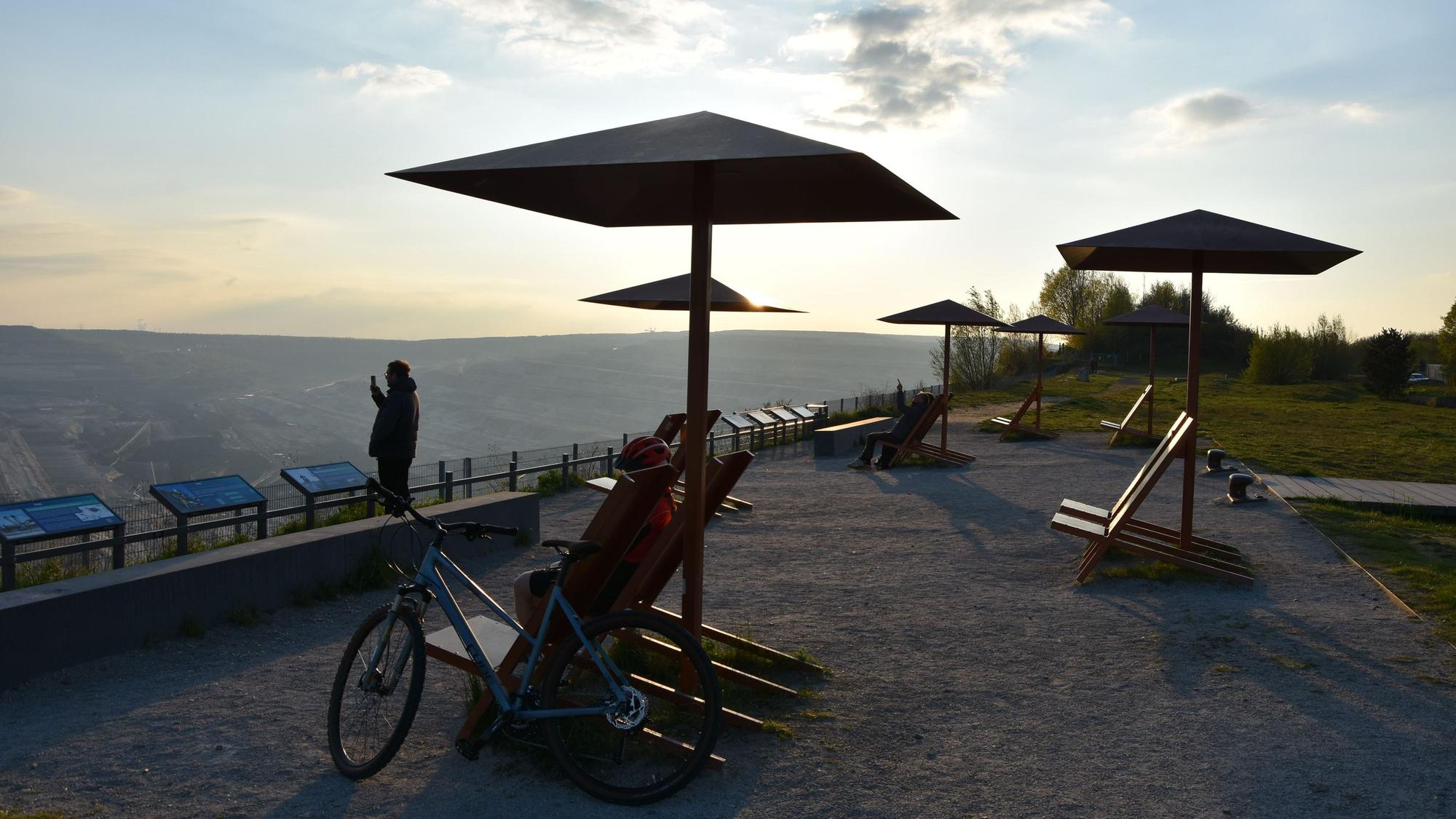 Terrasse mit Sonnenschirmen und Liegestühlen des „Forum terra nova“.