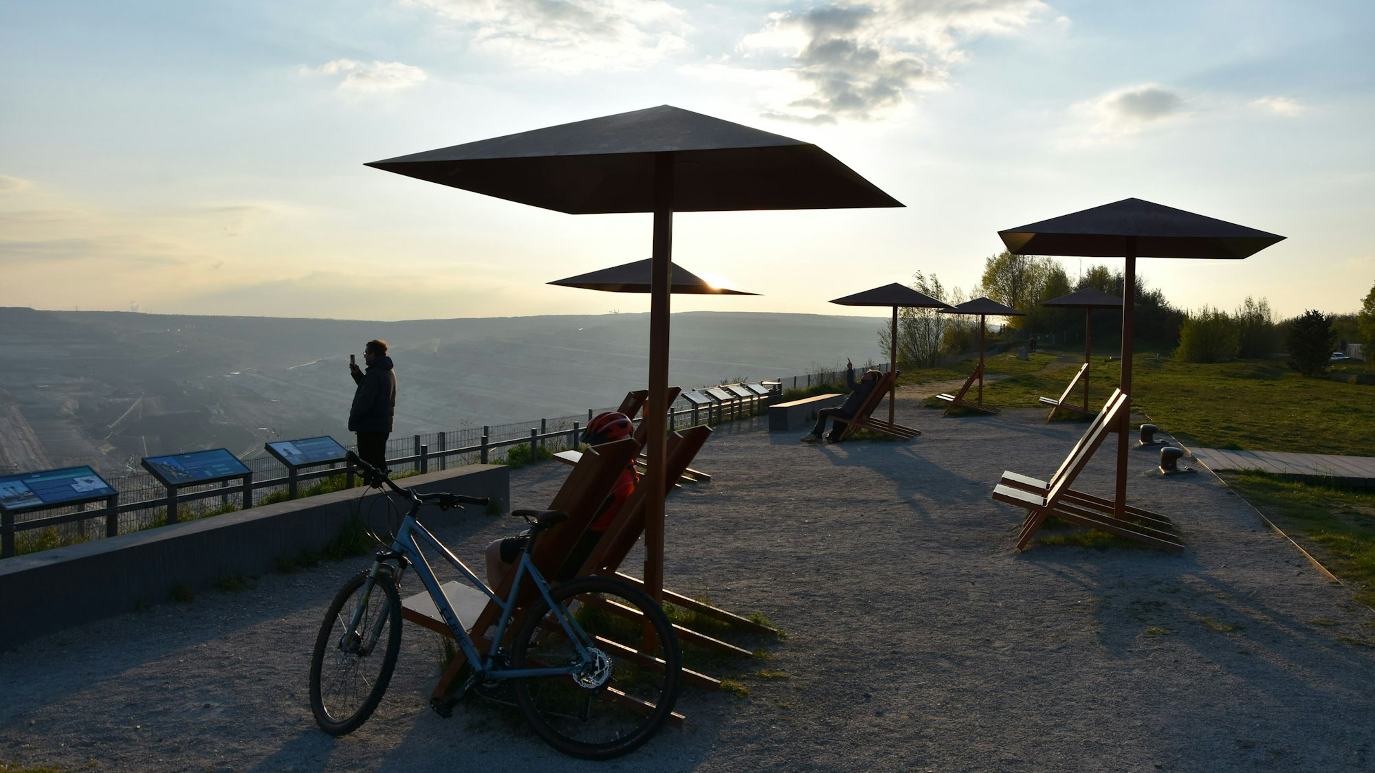 Terrasse mit Sonnenschirmen und Liegestühlen des „Forum terra nova“.