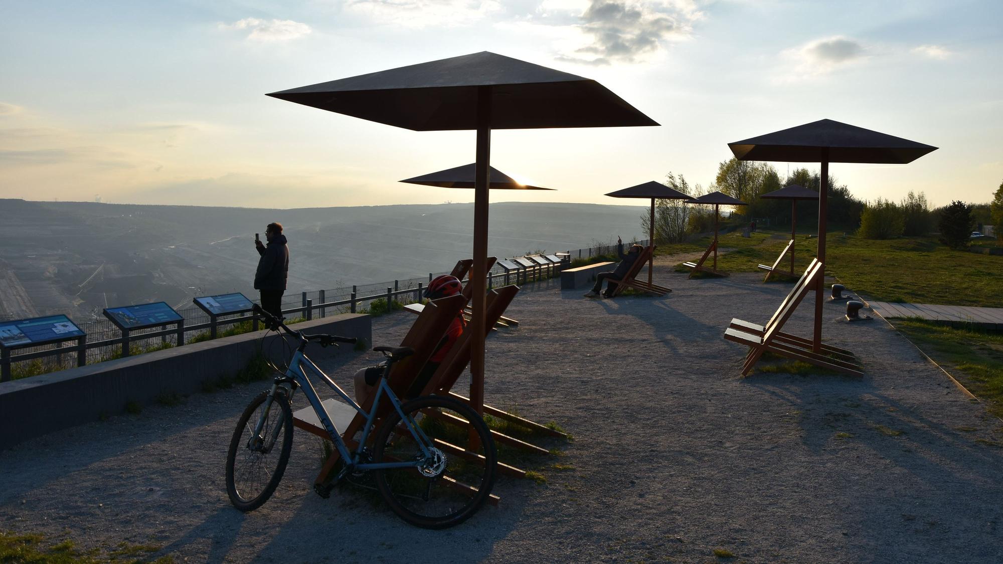 Sonnenliegen an der Tagebaukante.