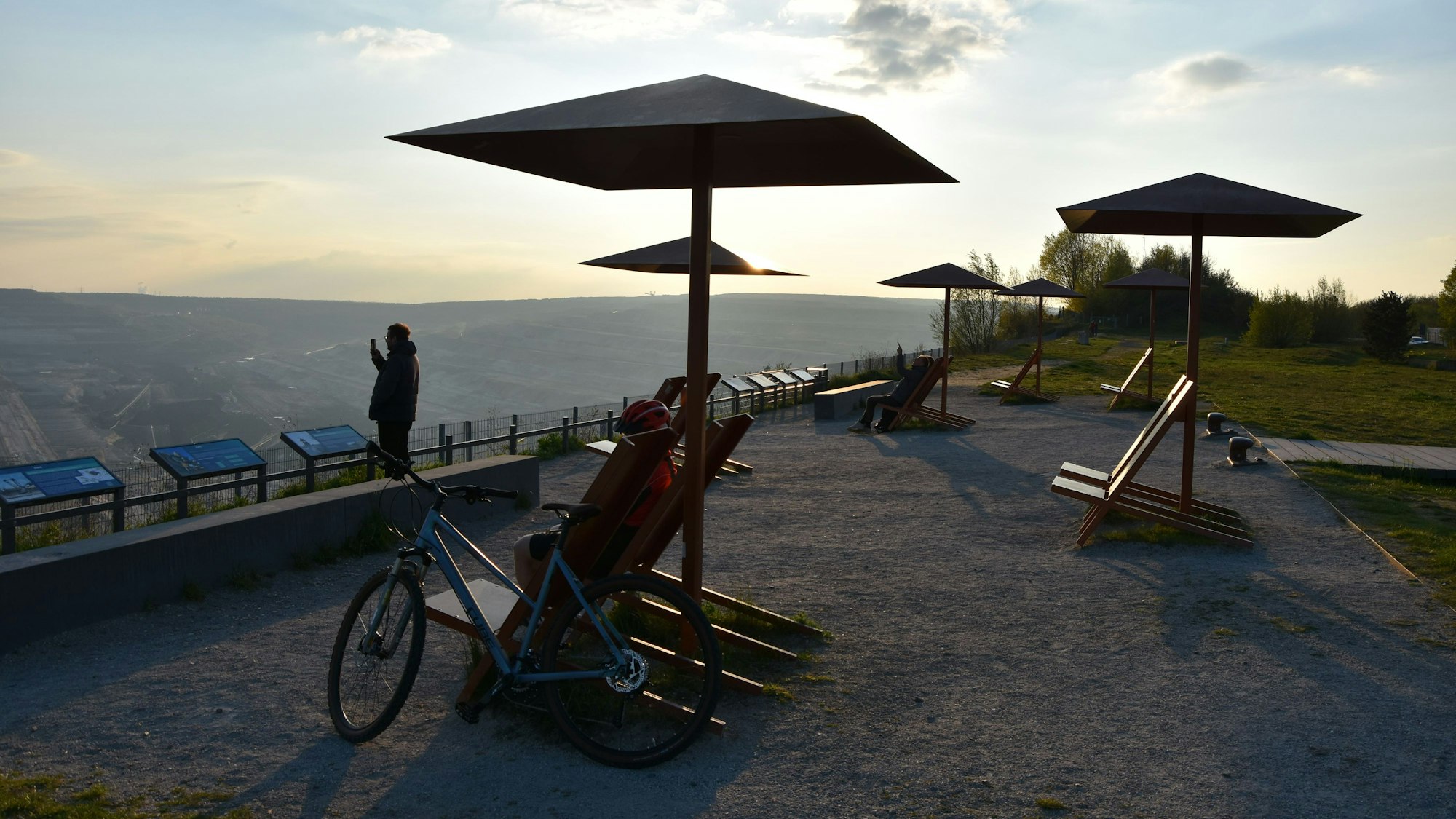 Sonnenliegen an der Tagebaukante.