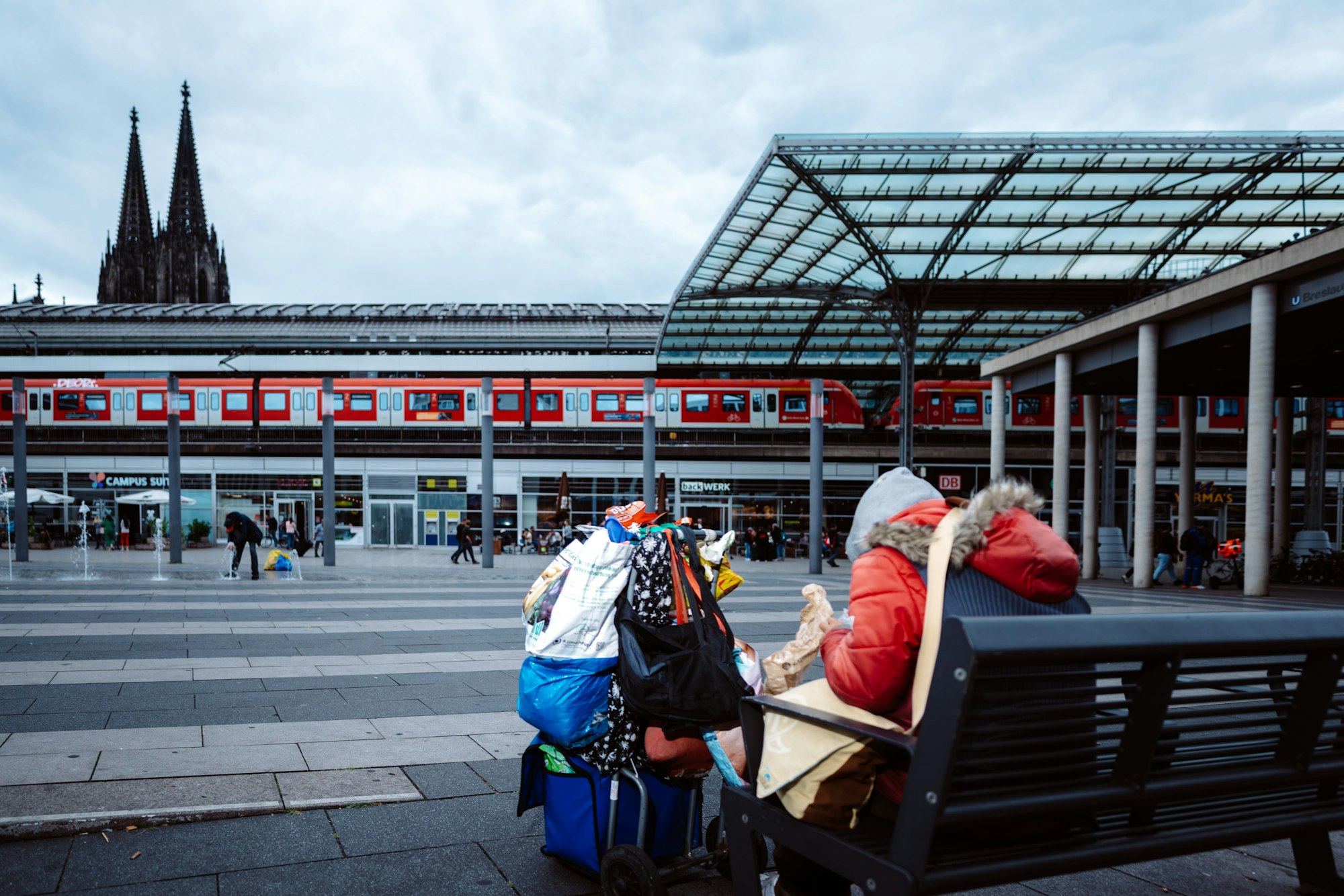 Obdachlose auf einer Bank.