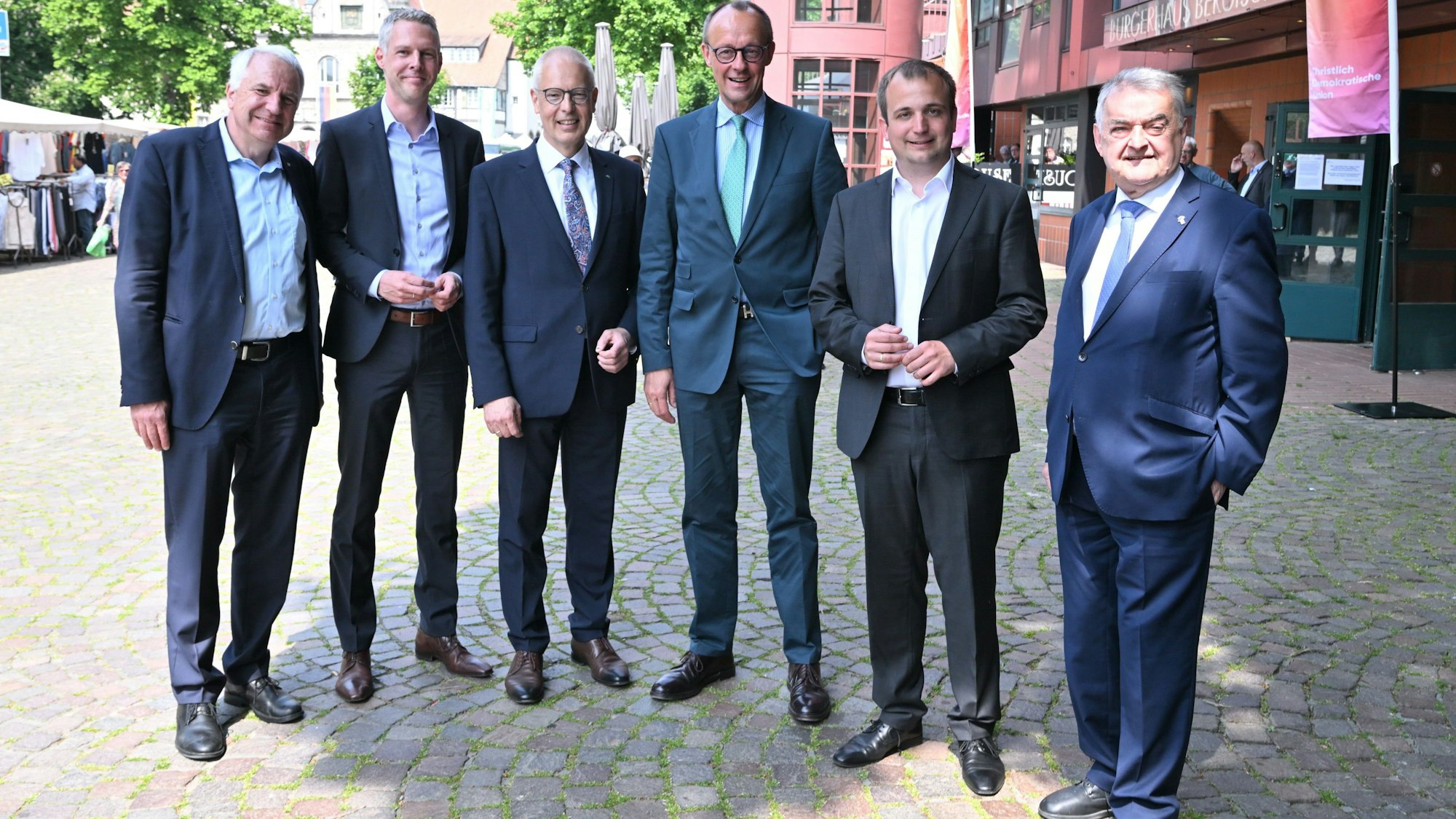 Rheinisch-bergische CDU-Politiker stehen mit dem CDU-Bundesvorsitzenden Friedrich Merz vor dem Bergischen Löwen in Bergisch Gladbach.