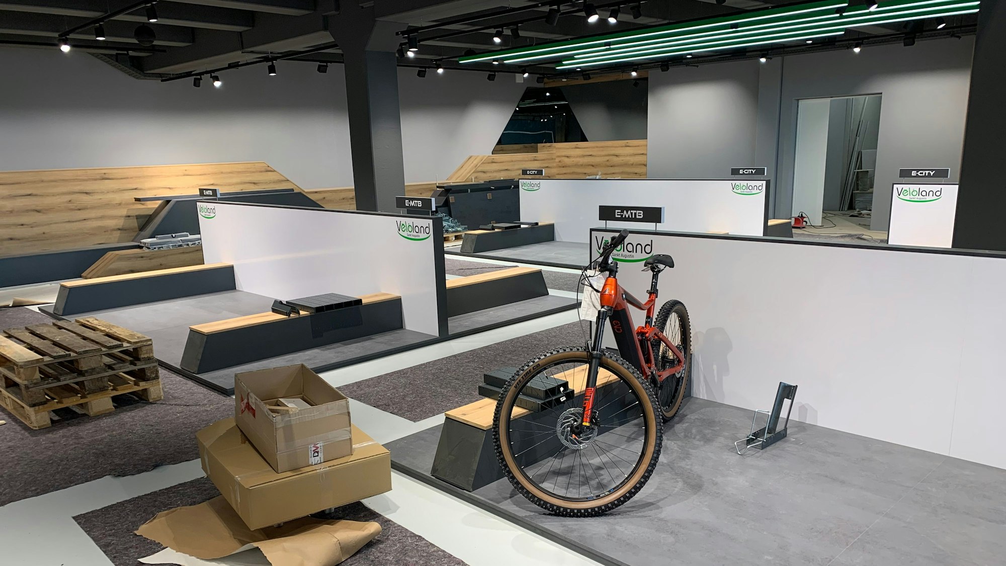 Blick in den Verkaufsraum: Die verschiedenen E-Bikes werden in einzelnen Themenboxen präsentiert. Zurzeit werden sie eingeräumt.