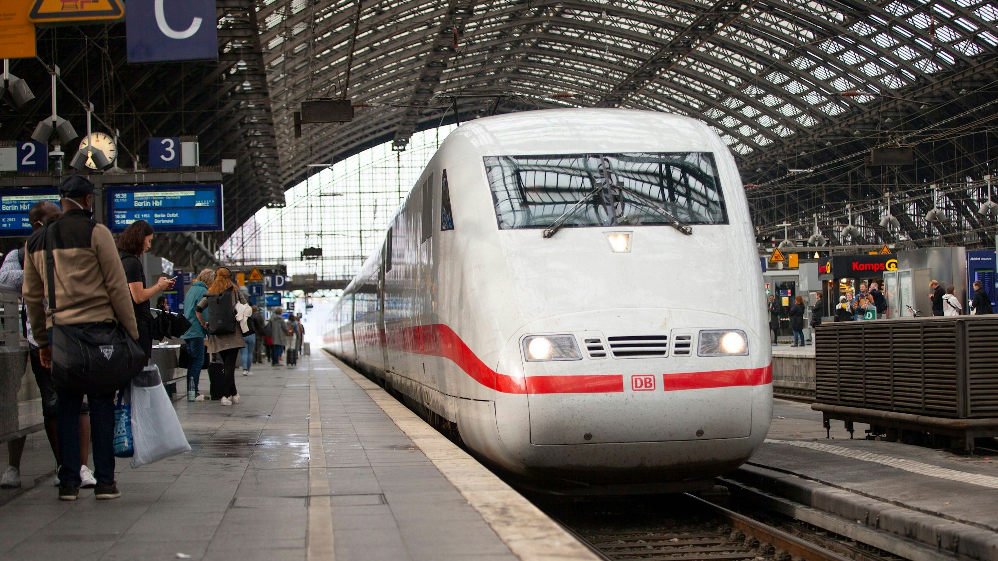 Ein Zug im Hauptbahnhof. Zu dem Vorfall kam es auf einem S-Bahn-Gleis.