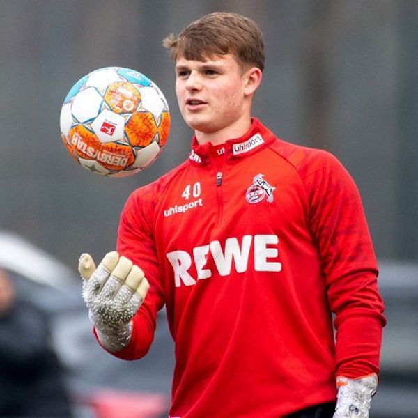 Das Bild zeigt Jonas Urbig während des Trainings beim 1. FC Köln. Er wird ein Ball hoch.