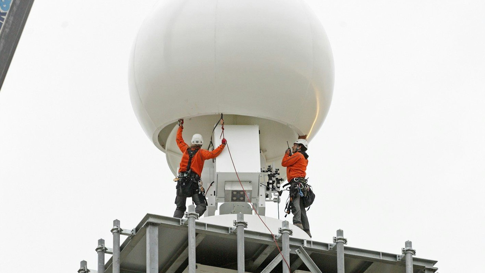 Arbeiter montieren auf einem Gelände in Jülich an einem Wetterradar (undatiertes Handout).