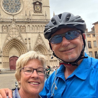 Ein Mann und eine Frau stehen vor einer Kirche.