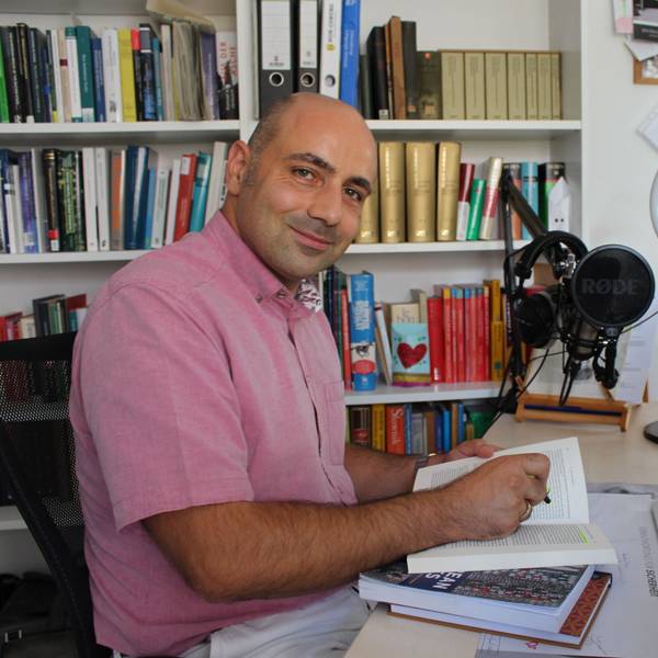 Das Foto zeigt Dr. Yaman Kouli in seinem Büros in Satzvey.