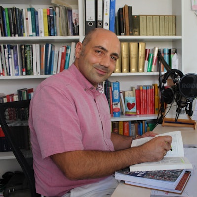 Das Foto zeigt Dr. Yaman Kouli in seinem Büros in Satzvey.