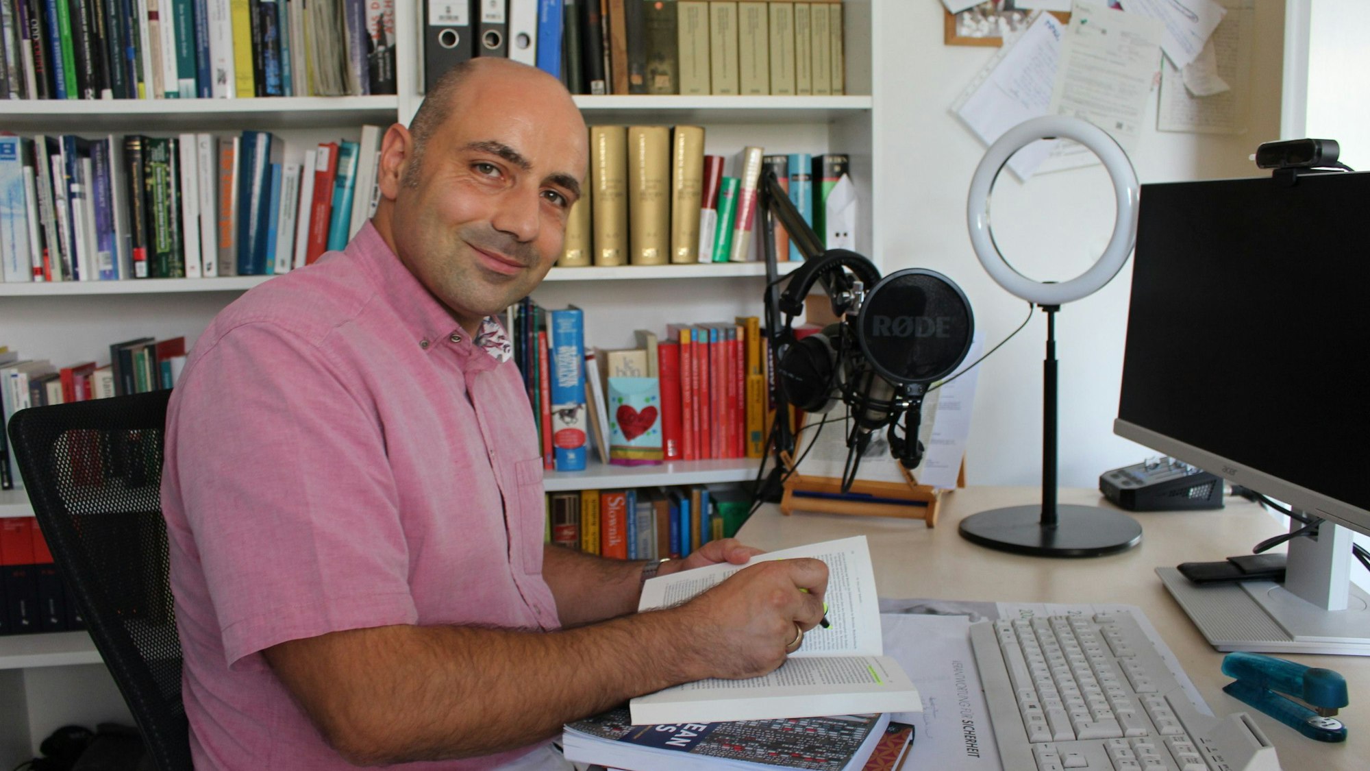 Das Foto zeigt Dr. Yaman Kouli in seinem Büros in Satzvey.