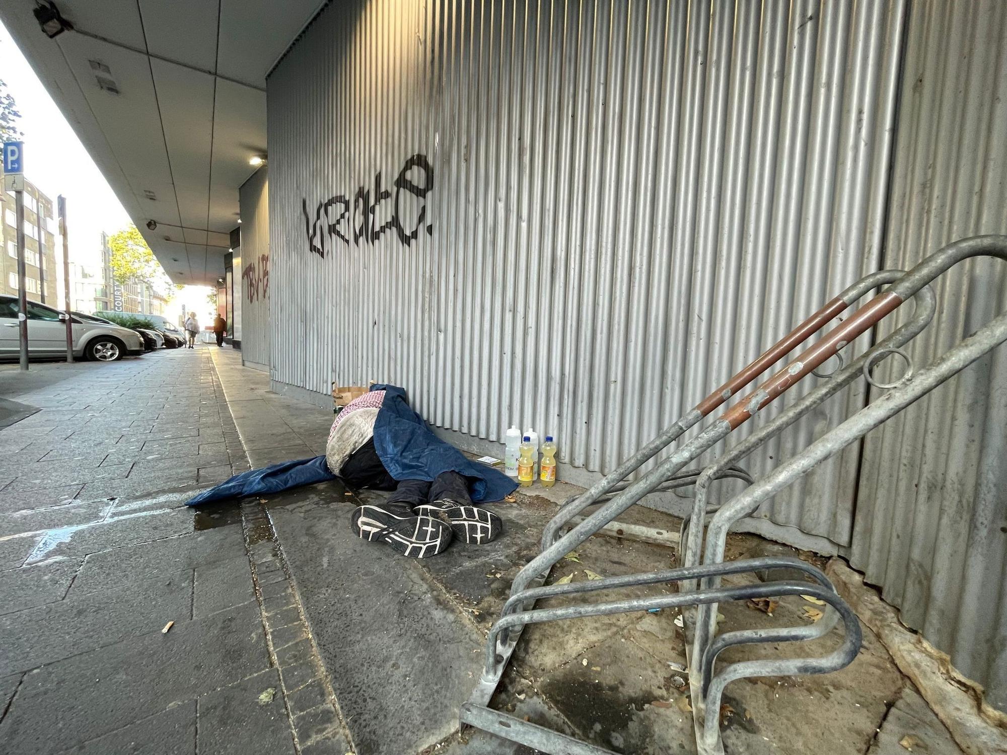 Obdachloser auf einem Bürgerstein nahe dem Eigelstein.