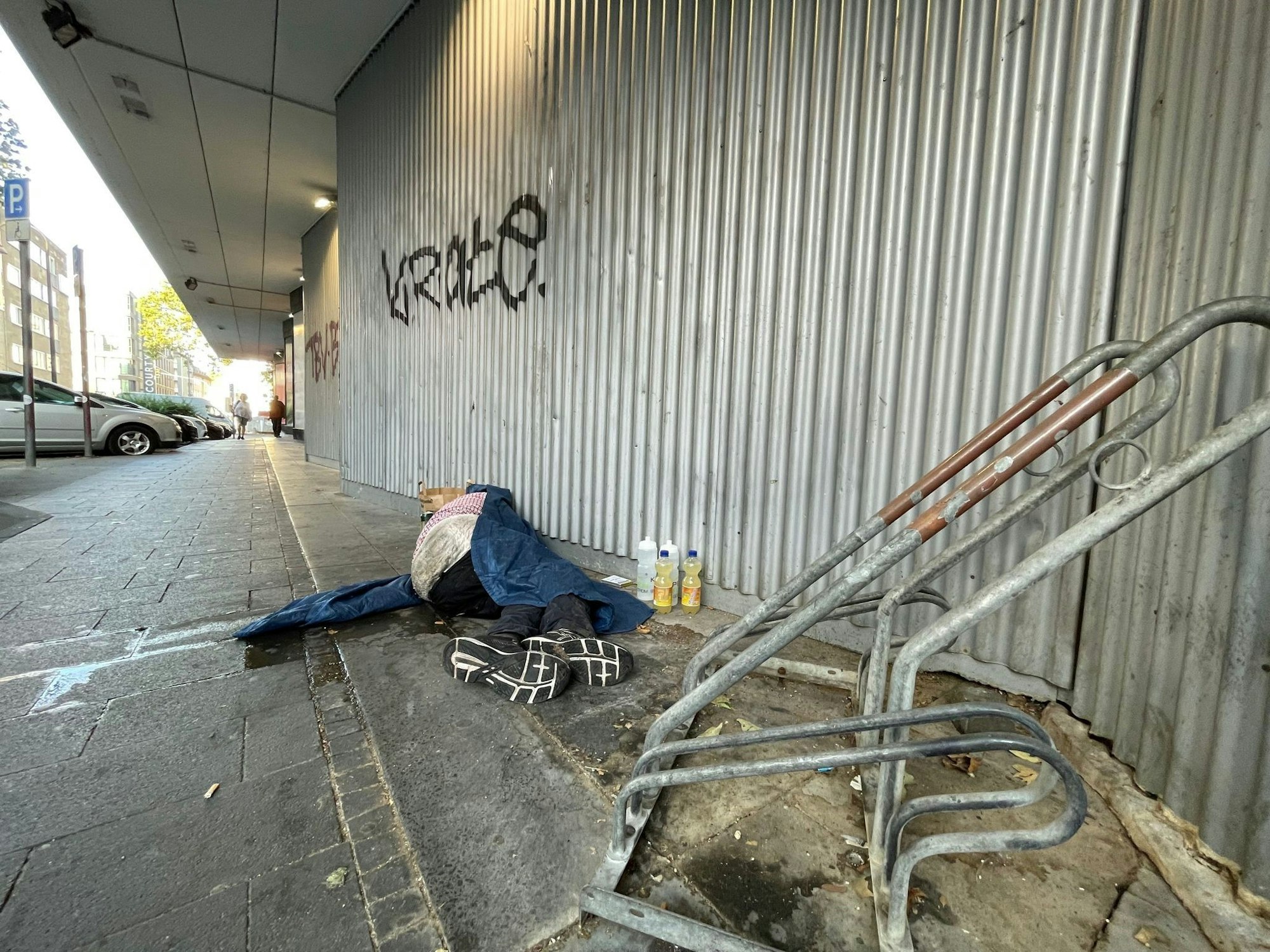 Obdachloser auf einem Bürgerstein nahe dem Eigelstein.