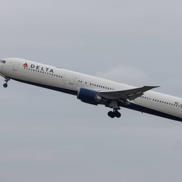 Eine Boeing 767 der US-amerikanischen Fluggesellschaft Delta Airlines startet in die Luft. Im Hintergrund kündigt sich ein Unwetter an. (Symbolbild)
