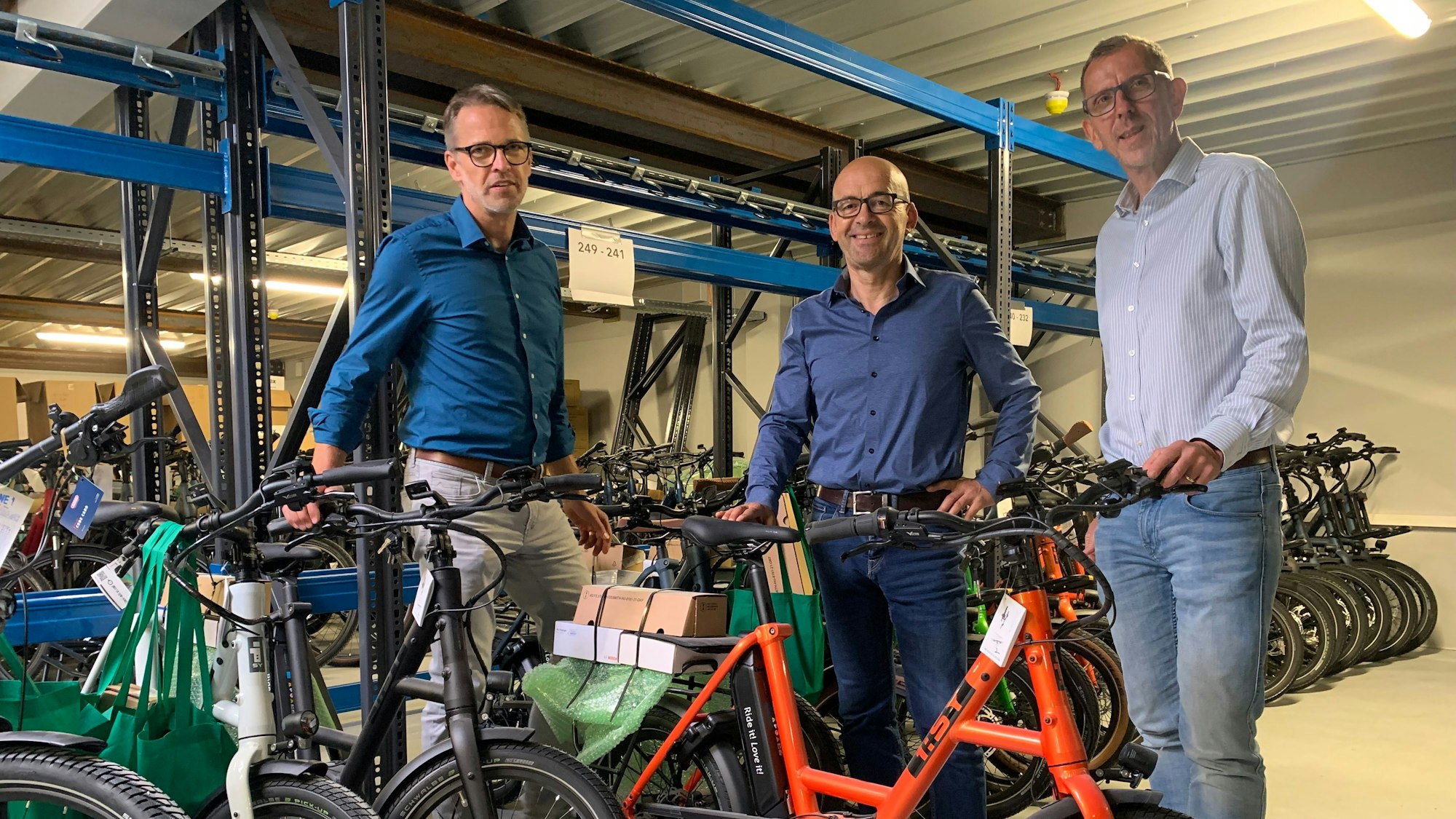 Velland eröffnet bald: Frank Breuer, Armin Mathes und Joachim Rönn im Lager.