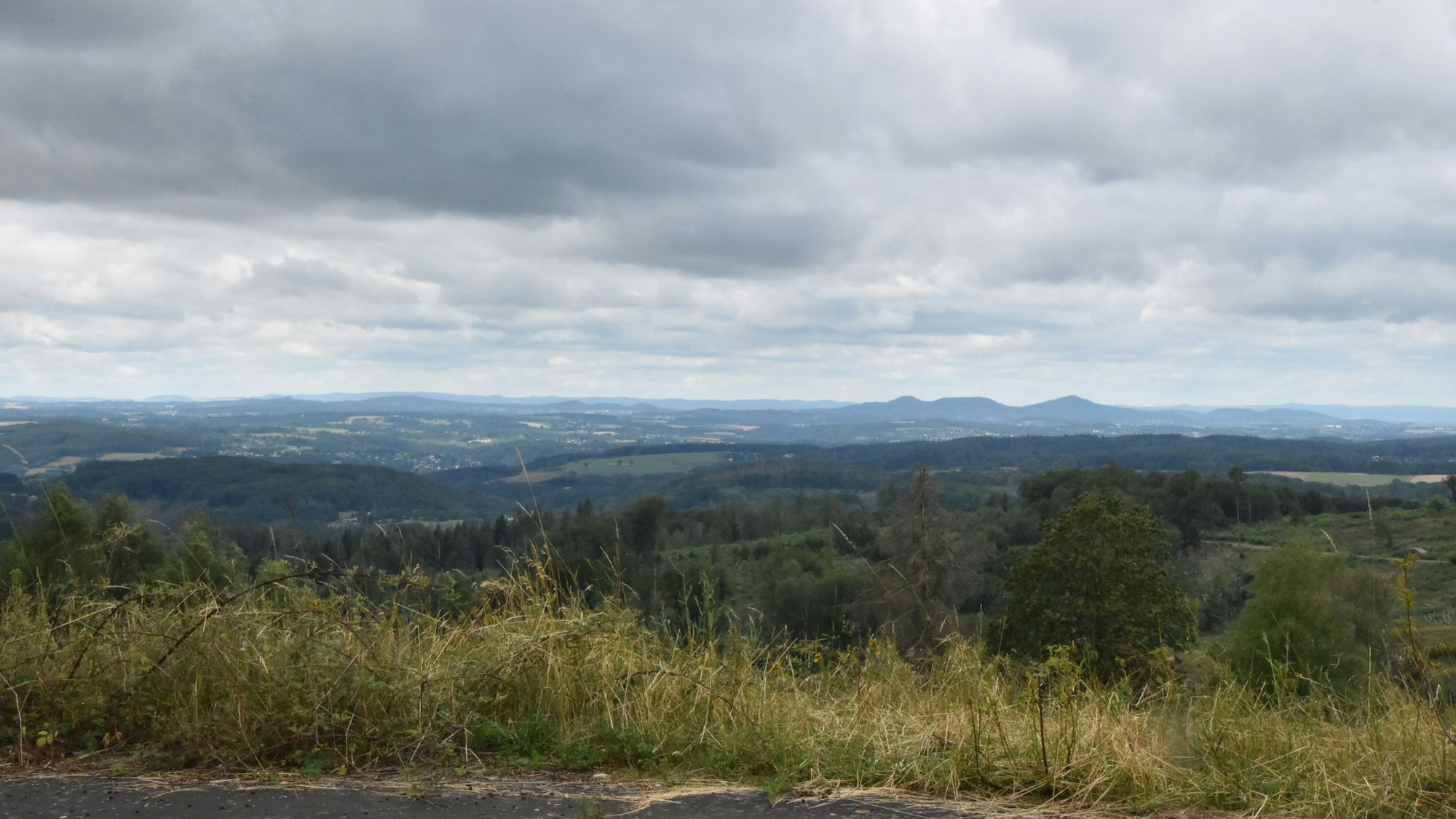 Das Foto zeigt am Horizont die Berge des Siebengebirges, der Eifel und des Westerwalds.
