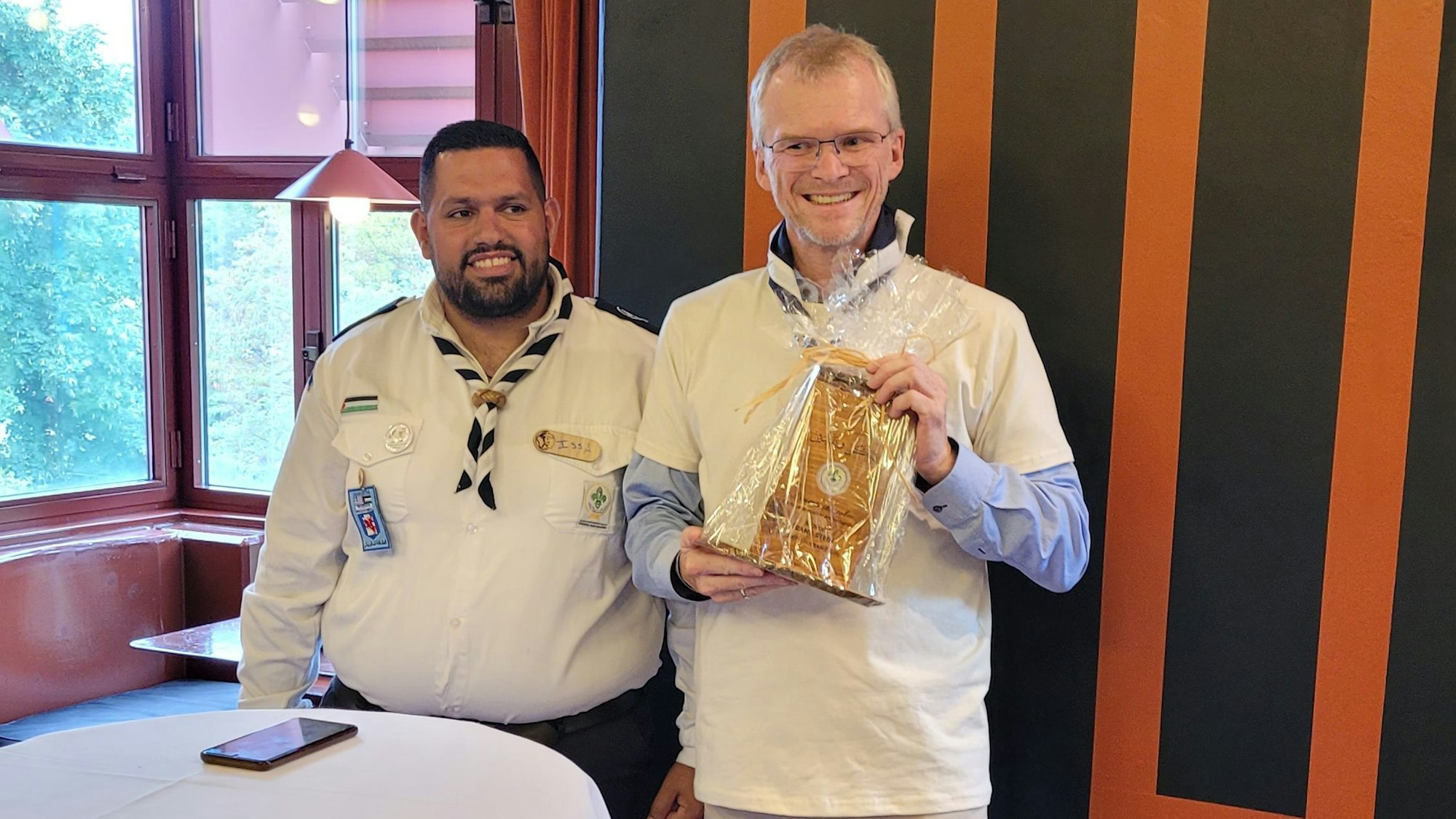 Bürgermeister Frank Stein (rechts) mit dem Gastgeschenk aus Beit Jala in Palästina.