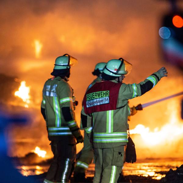 Düsseldorfer Feuerwehrleute bei einem Großbrand im Einsatz. Nach einem Hausbrand am Samstag, 22. Juli, hat sich ein Mieter gestellt und erklärt, dass er das Feuer vorsätzlich gelegt hat. (Symbolbild)