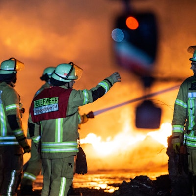 Düsseldorfer Feuerwehrleute bei einem Großbrand im Einsatz. Nach einem Hausbrand am Samstag, 22. Juli, hat sich ein Mieter gestellt und erklärt, dass er das Feuer vorsätzlich gelegt hat. (Symbolbild)