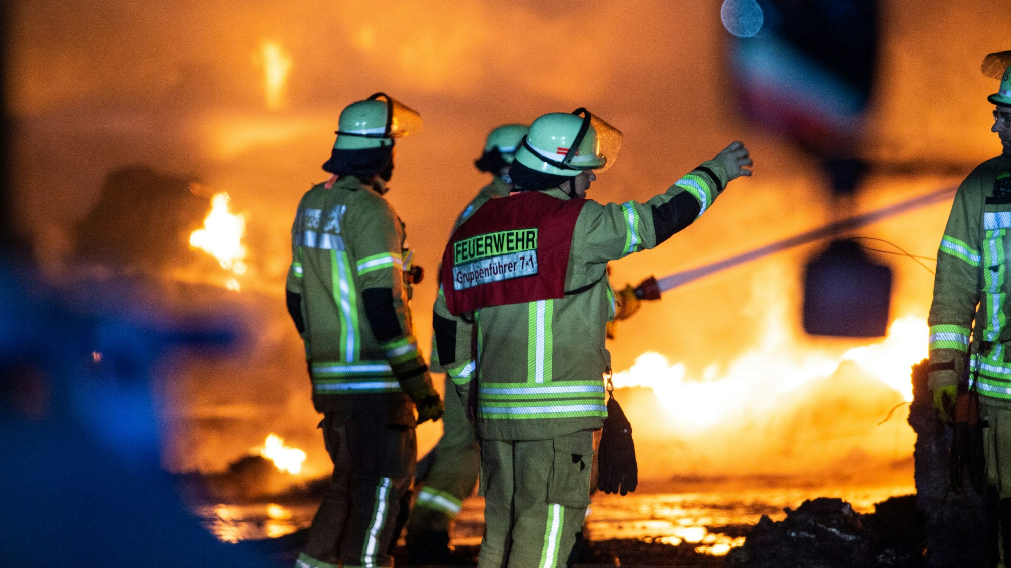 Düsseldorfer Feuerwehrleute bei einem Großbrand im Einsatz. Nach einem Hausbrand am Samstag, 22. Juli, hat sich ein Mieter gestellt und erklärt, dass er das Feuer vorsätzlich gelegt hat. (Symbolbild)