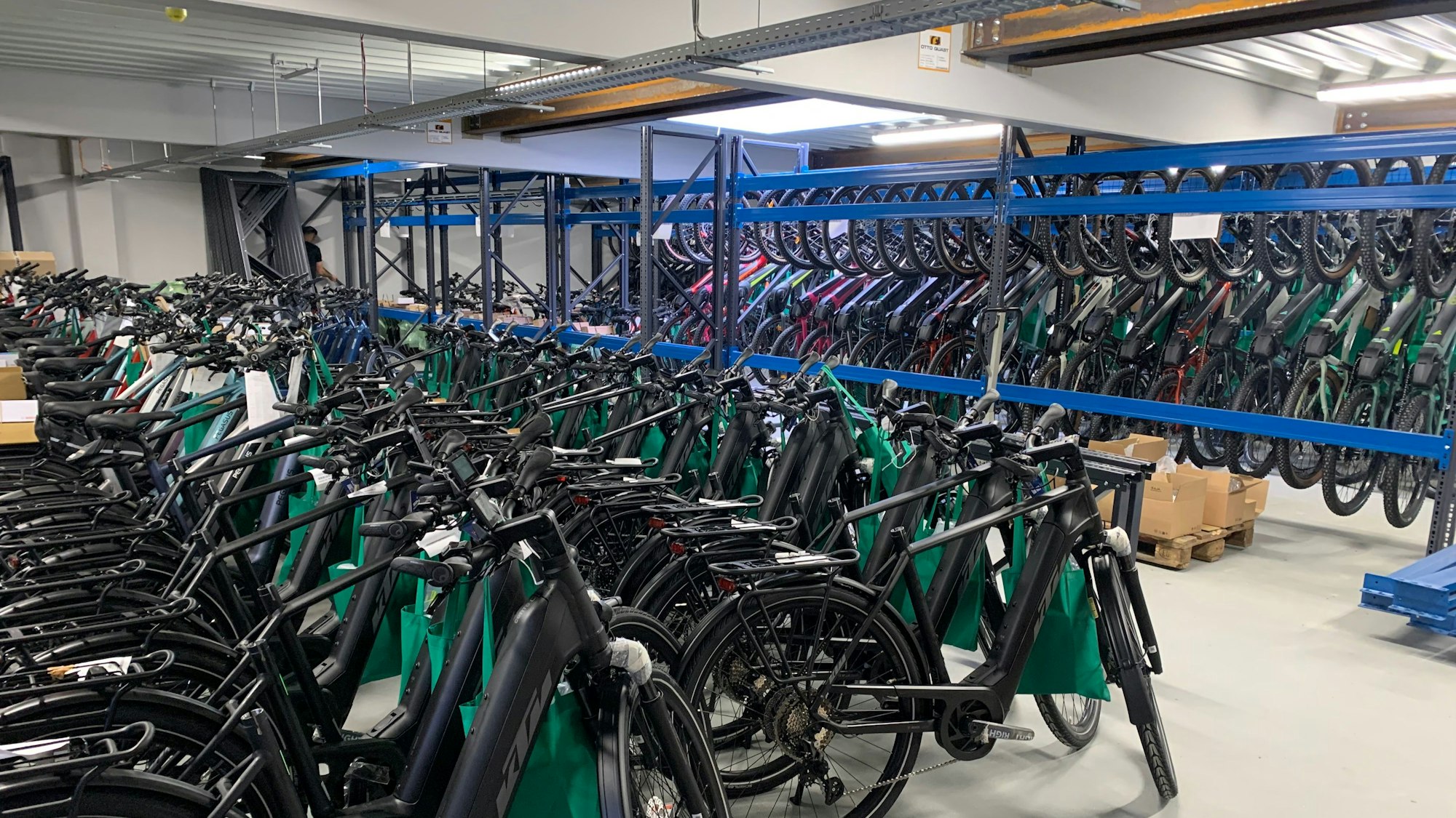 Blick in das Lager von Veloland mit E-Bikes, die noch in die Endmontage gehen müssen..