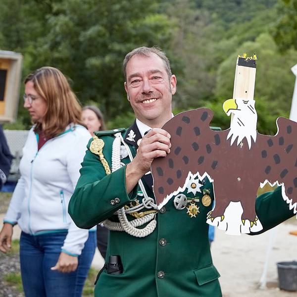 Der frisch gebackene Schützenkönig mit seiner Trophäe, dem Königsvogel.