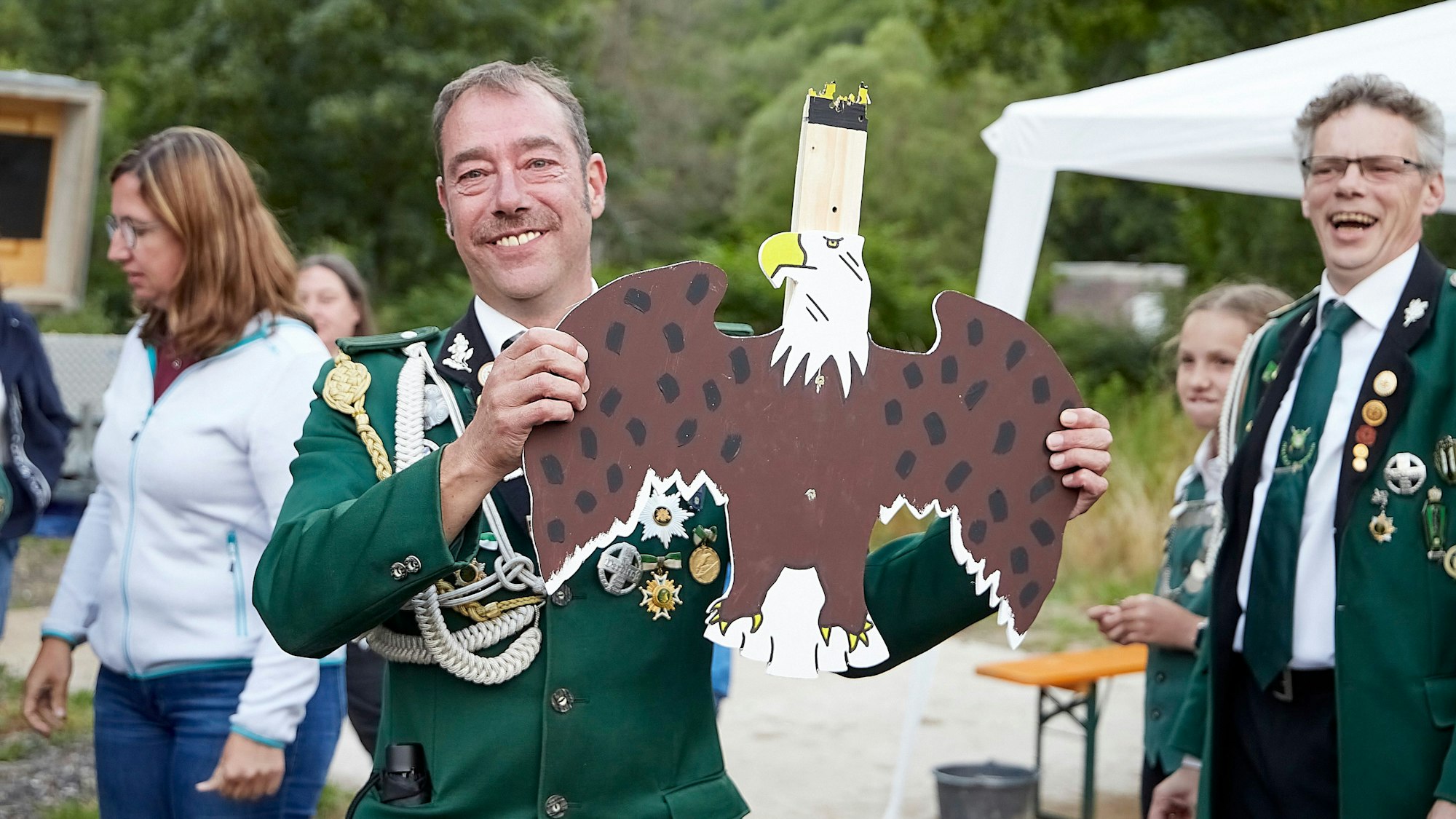 Der frisch gebackene Schützenkönig mit seiner Trophäe, dem Königsvogel.