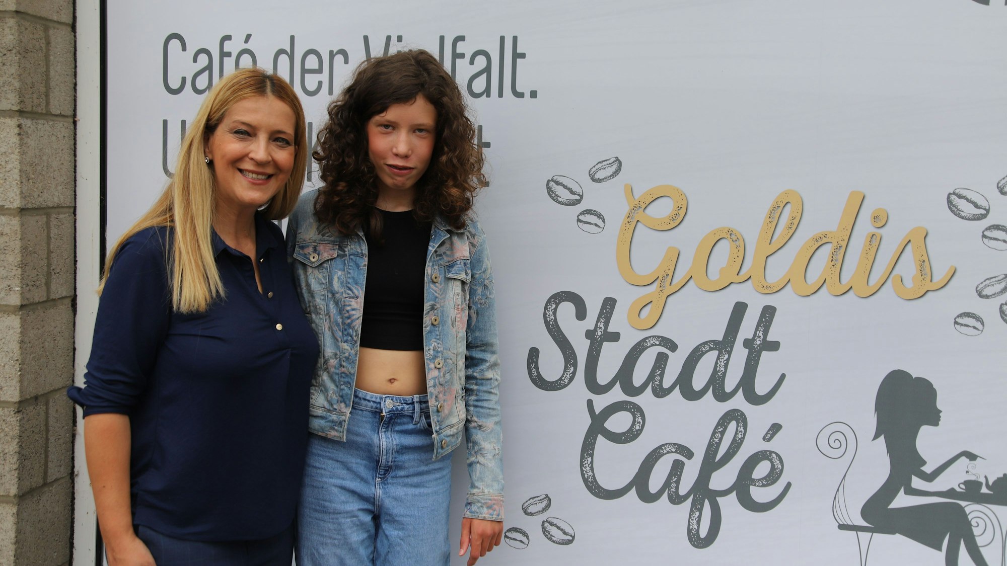 Golnaz Jabbar Zadegan (l.) wird Ende August ihr Stadtcafé an der Frankfurter Straße eröffnen. Die 14 Jahre alte Mara Fuchsgruber wird die erste Praktikantin sein.