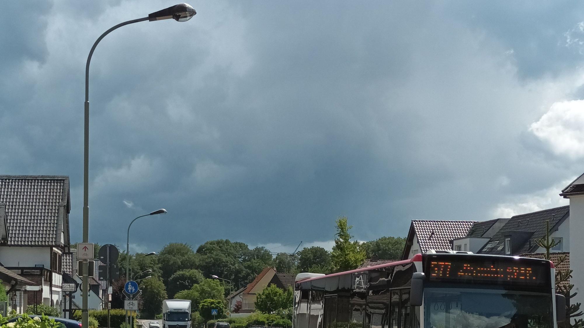 An einer viel befahrenen Straße stehen Straßenlaternen.
