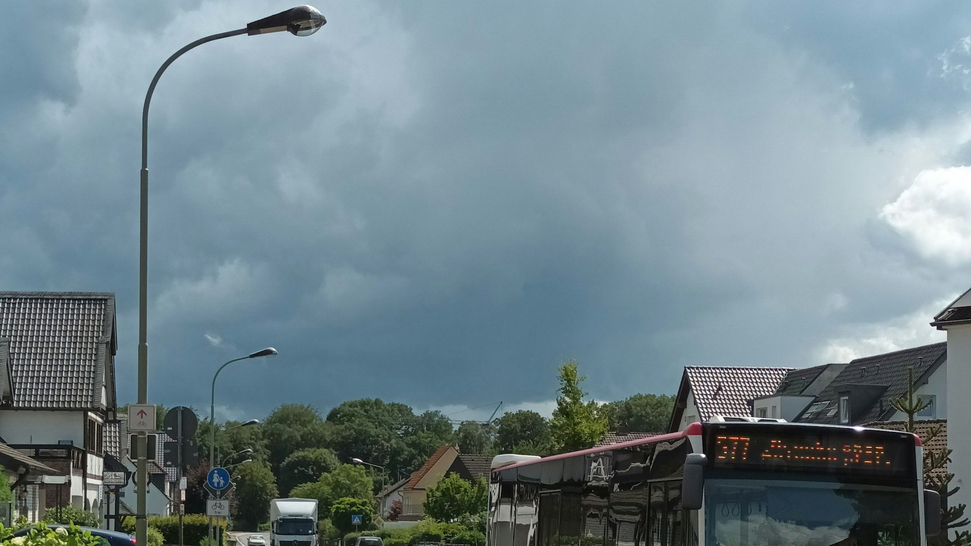 An einer viel befahrenen Straße stehen Straßenlaternen.