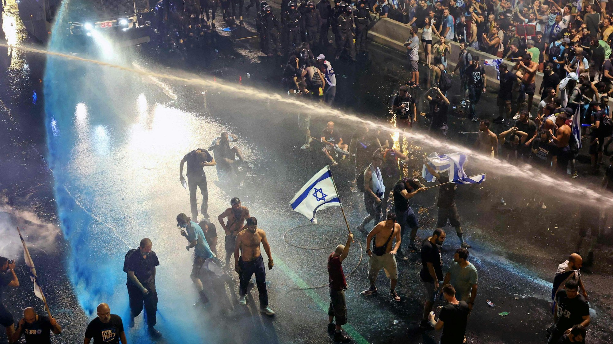 Bei Zusammenstößen zwischen der Polizei und Demonstranten kam es bei Massenprotesten in Israel zu Verletzten.