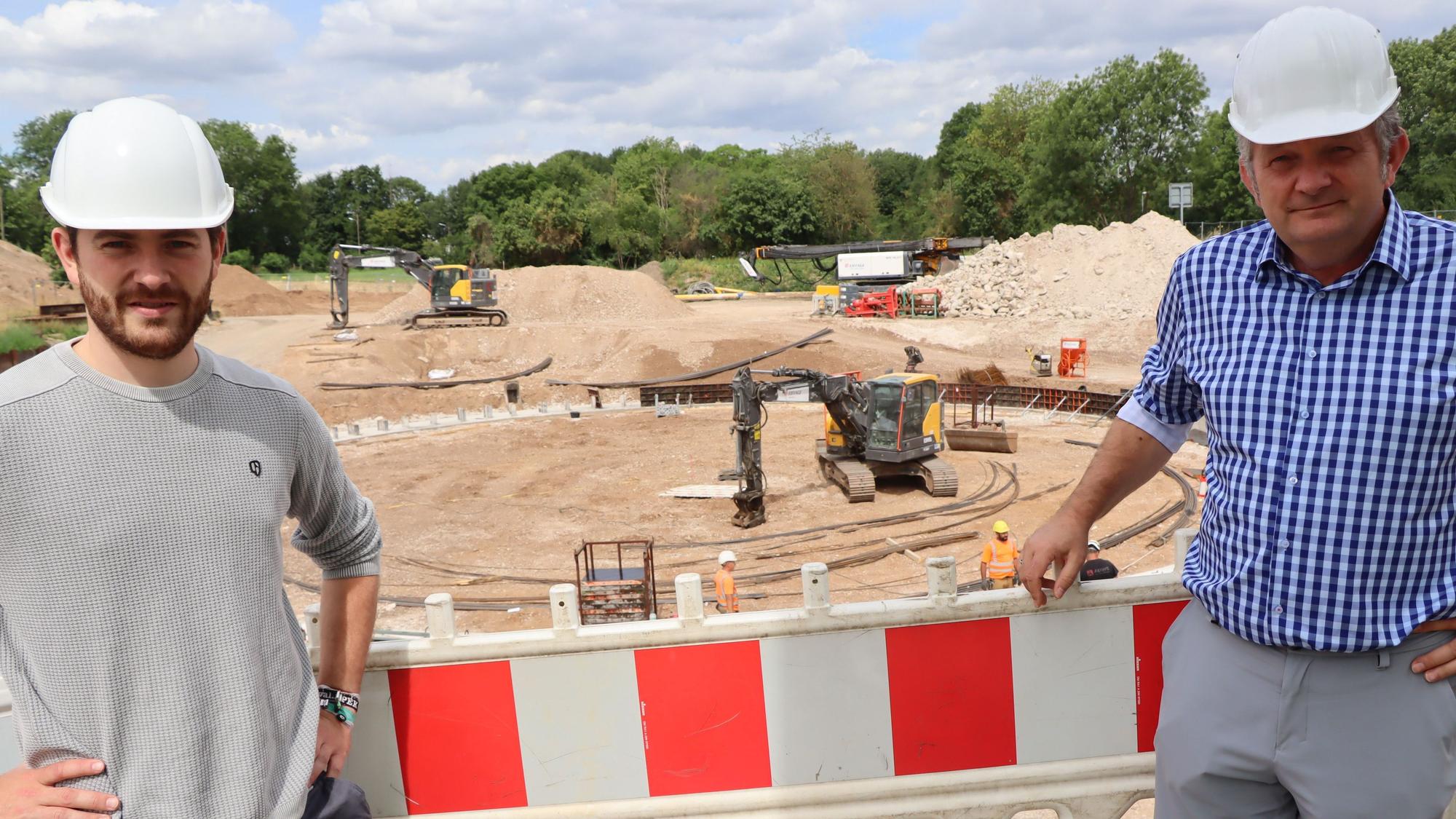 Das Bild zeigt Bauprojektleiter Sebastian Ludyga und seinen Kollegen Julius Risse auf der Baustelle.
