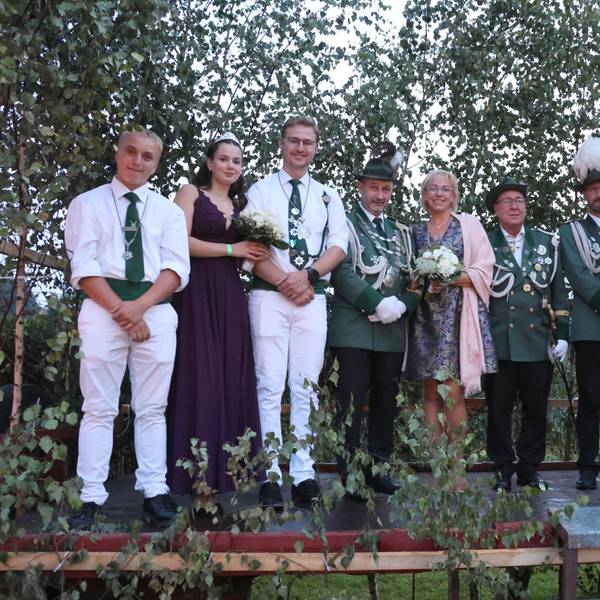 Krönung der Schützen in Hartegasse: Die neuen Majestäten (v.l.) Dany Lichleitner, Anne Horn, Leon Marx, Peter und Katrin Kahm