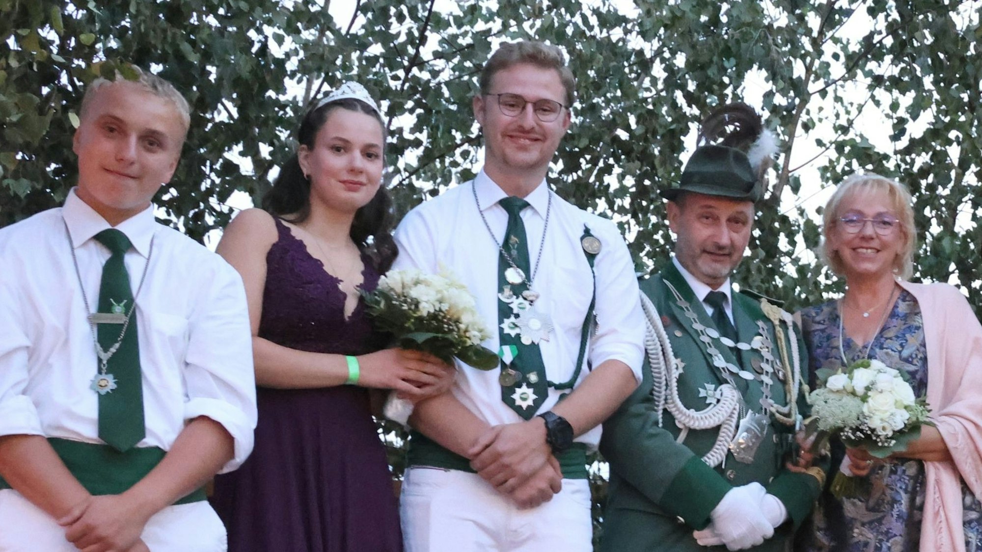 Krönung der Schützen in Hartegasse: Die neuen Majestäten (v.l.) Dany Lichleitner, Anne Horn, Leon Marx, Peter und Katrin Kahm