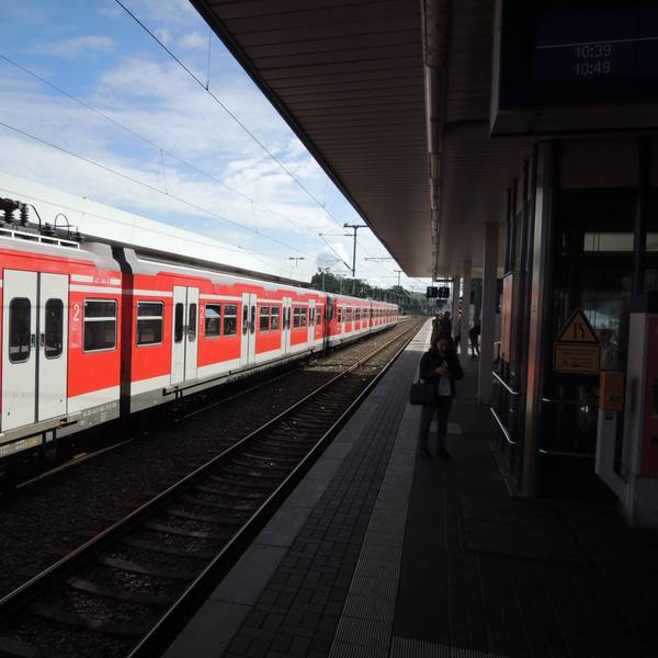 Auf dem Foto sind Regionalexpress-Linien am Bahnhof Horrem zu sehen.