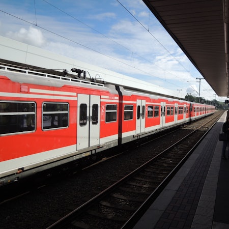 Auf dem Foto sind Regionalexpress-Linien am Bahnhof Horrem zu sehen.