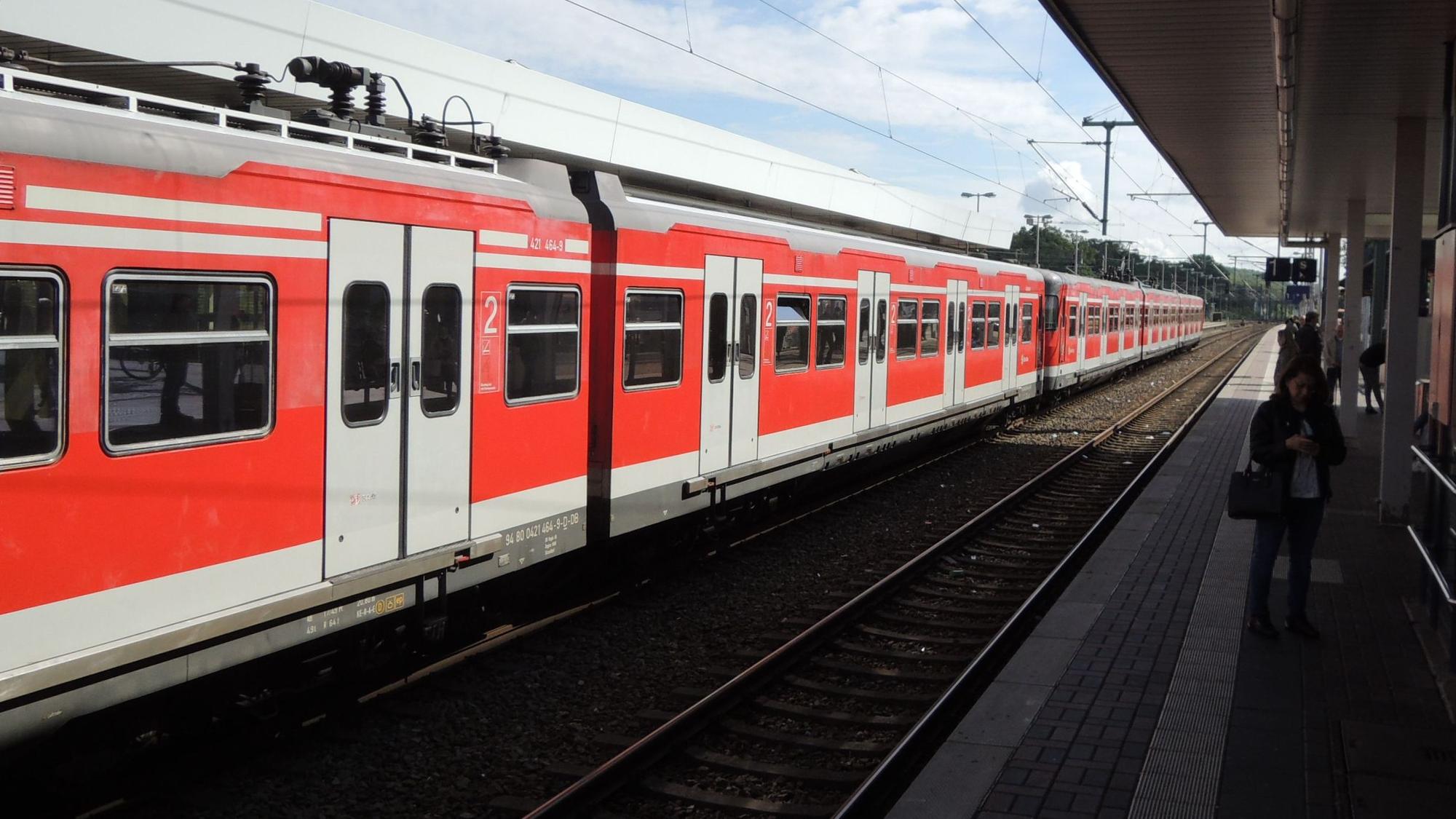 Auf dem Foto sind Regionalexpress-Linien am Bahnhof Horrem zu sehen.