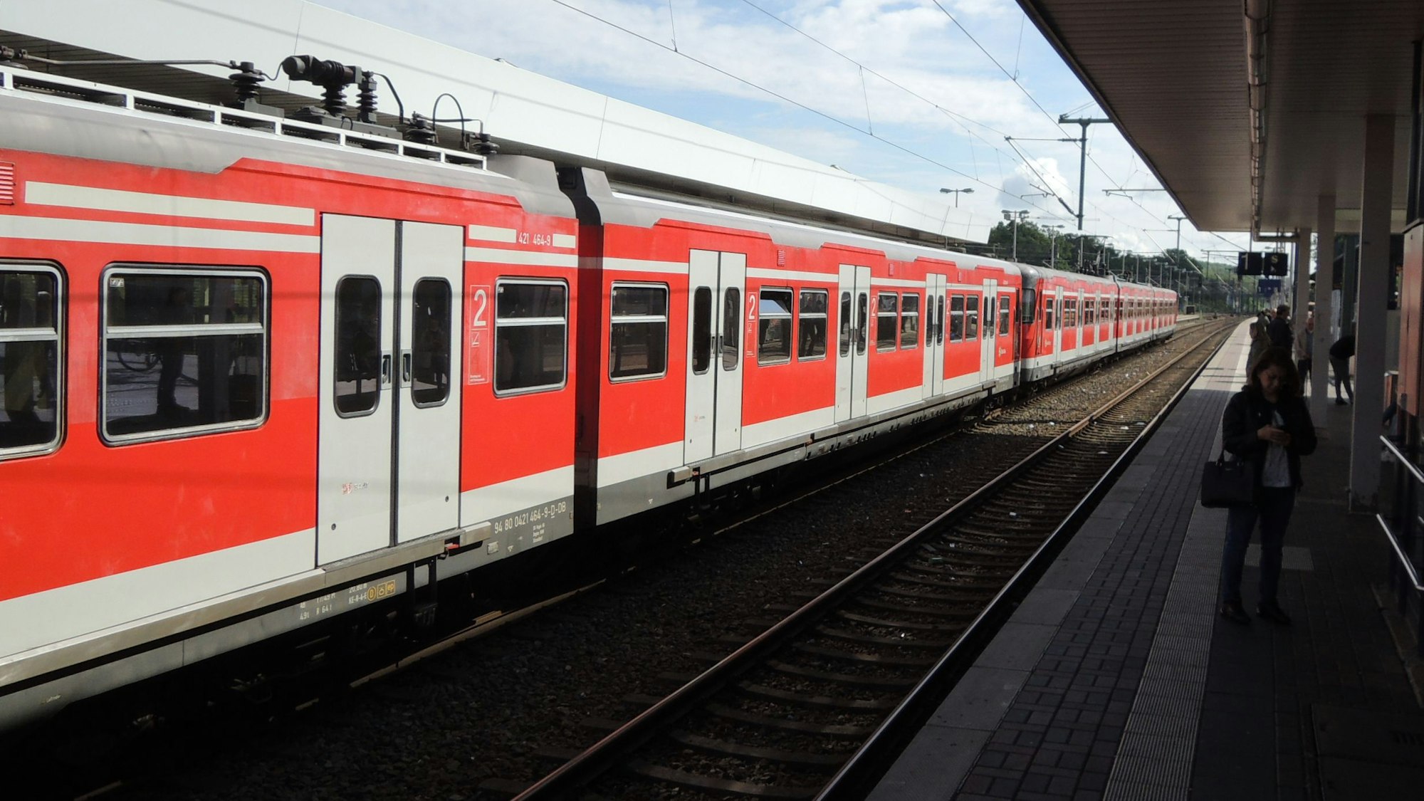 Auf dem Foto sind Regionalexpress-Linien am Bahnhof Horrem zu sehen.