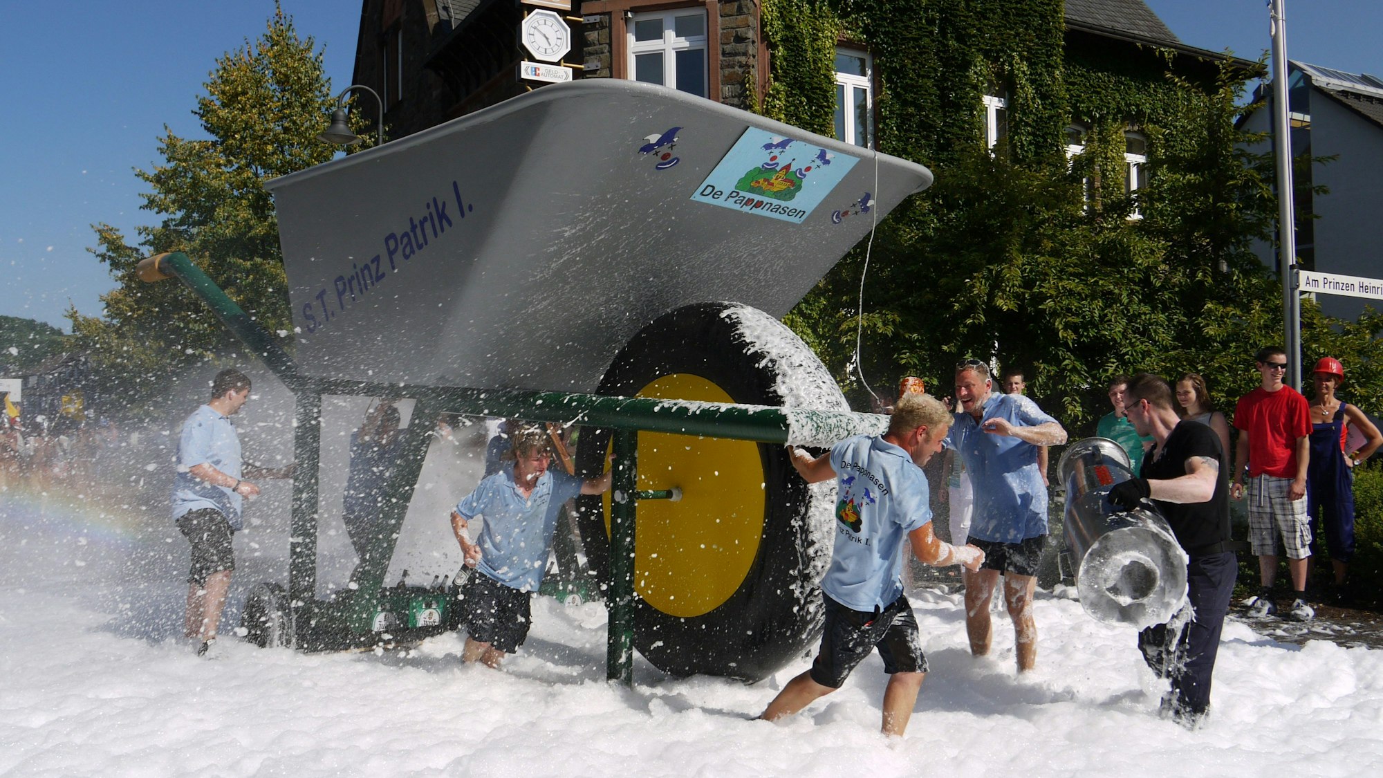 Teilnehmer mit einer Riesenschubkarre auf einem Teppich von Löschschaum