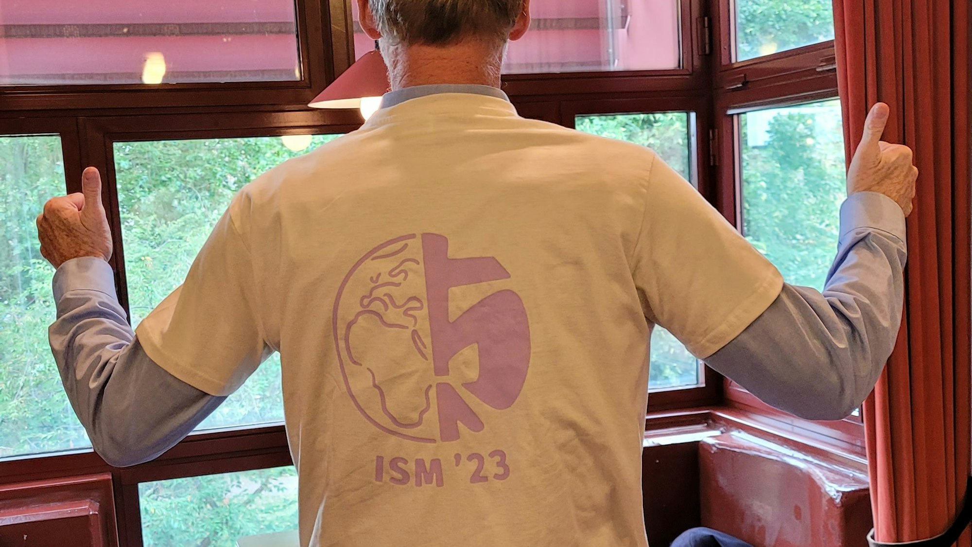 Bürgermeister Frank Stein trägt das T-Shirt des Pfadfindertreffens.