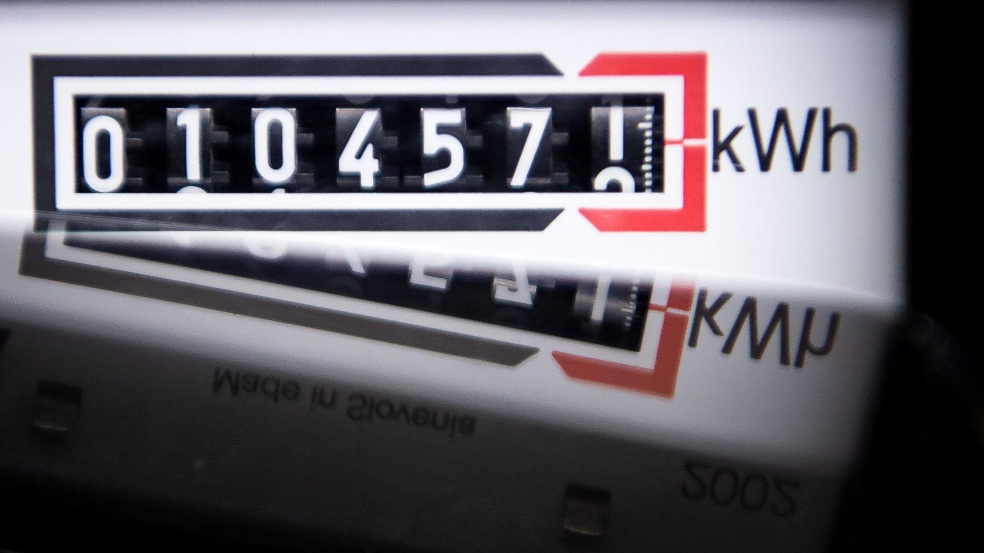 Ein Stromzähler zeigt in einem Mietshaus die verbrauchten Kilowattstunden an.