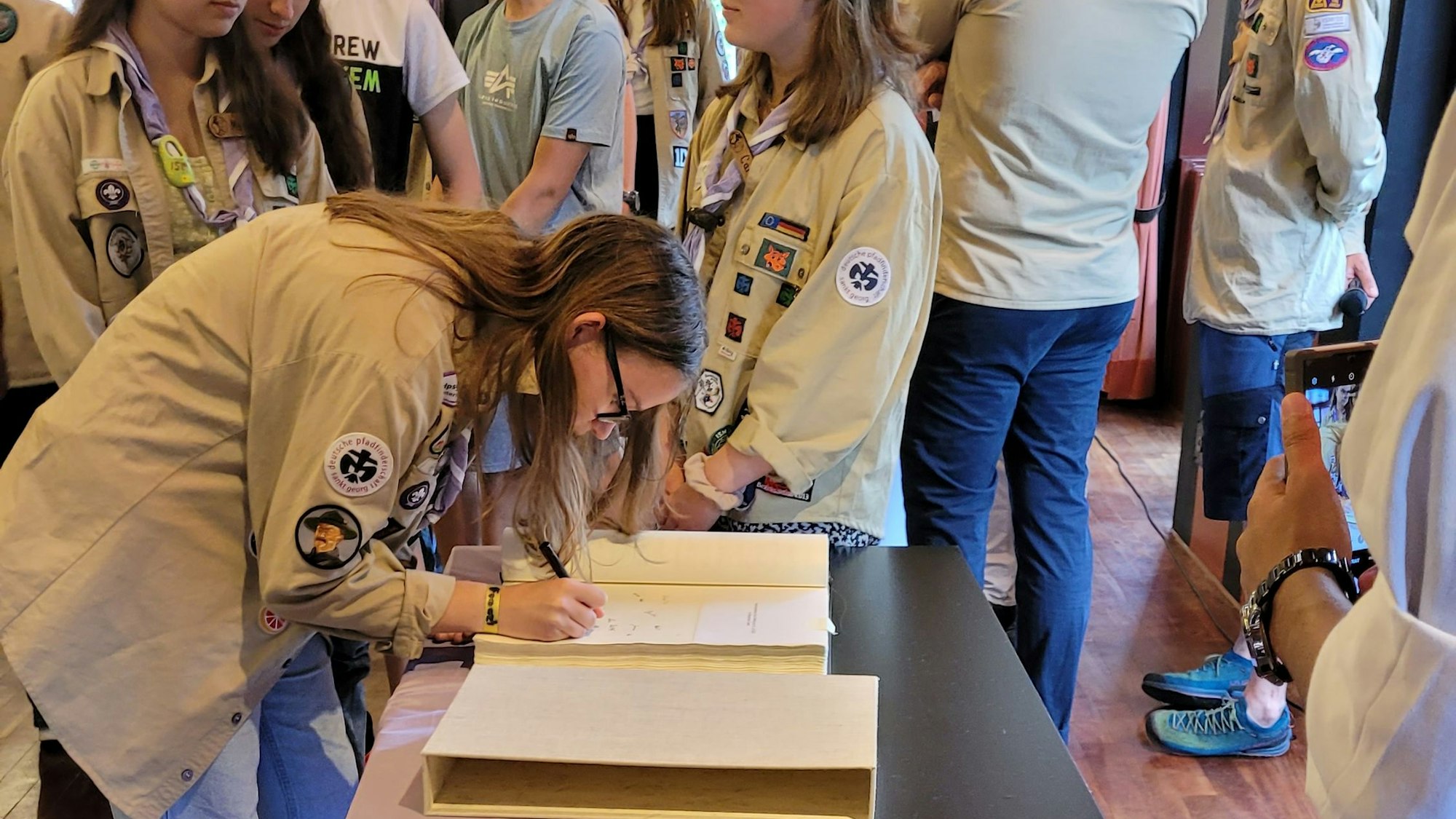 Die Pfadfinder tragen sich ins Gästebuch der Stadt ein.