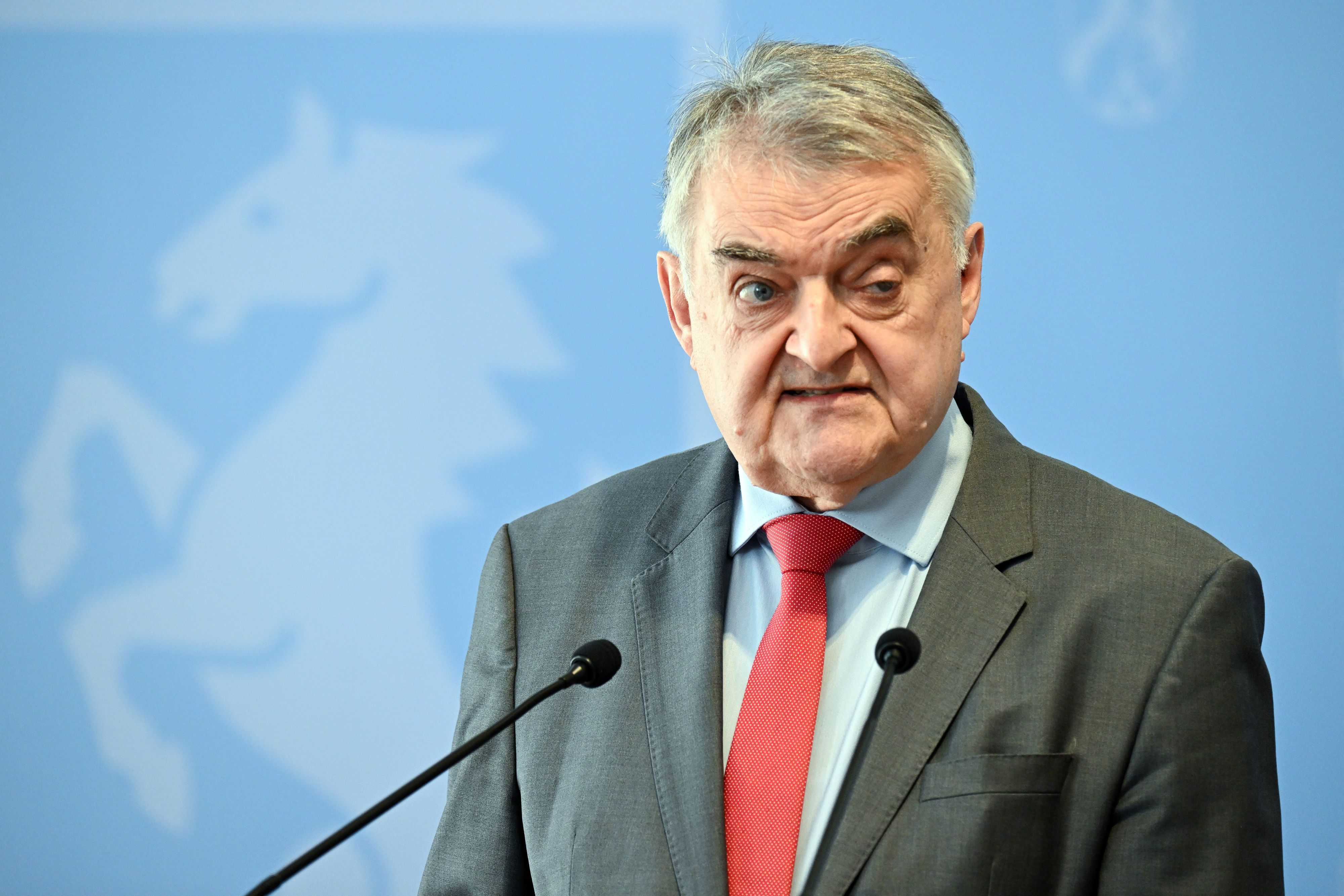 Herbert Reul (CDU), Innenminister von Nordrhein-Westfalen, gibt ein Statement ab.
