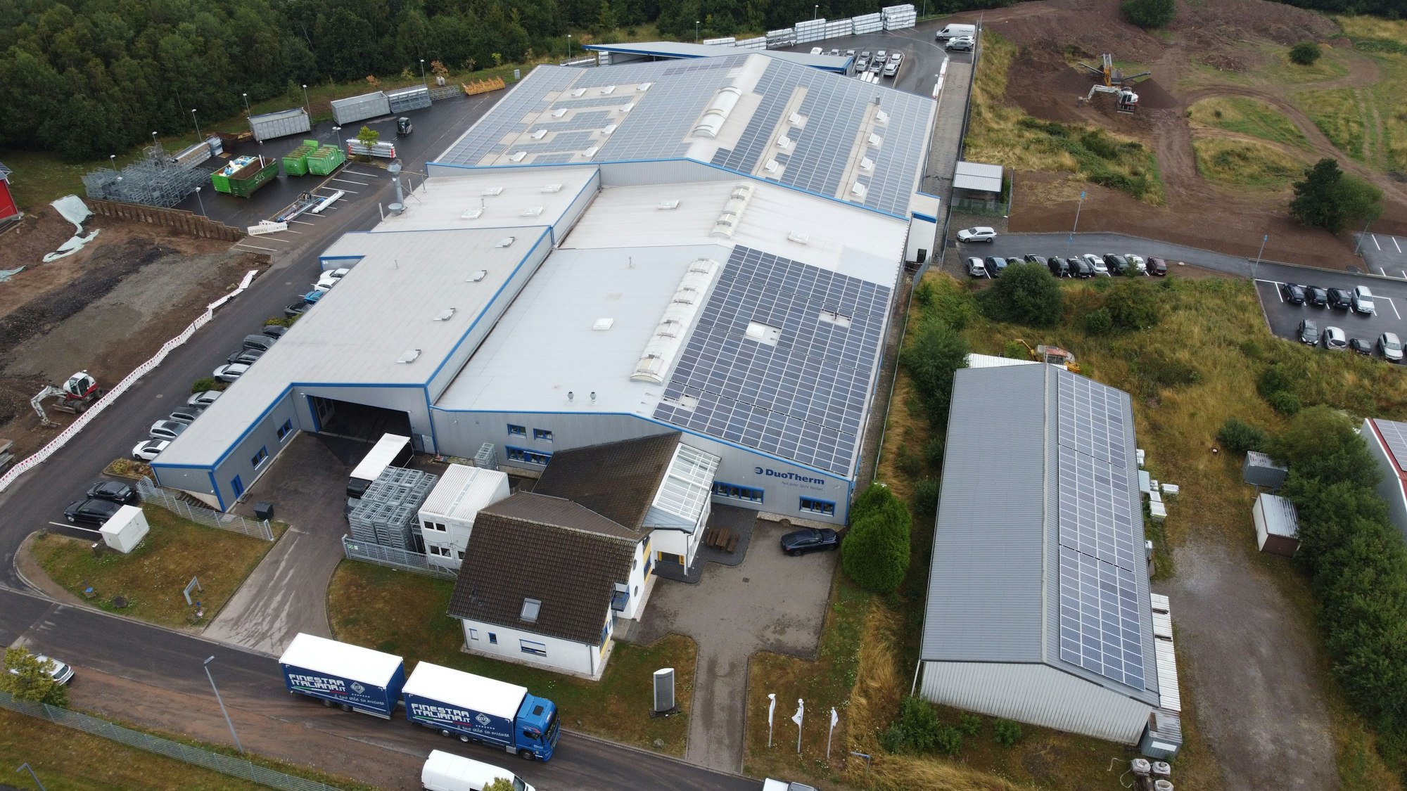 Das Foto zeigt eine Luftaufnahme der Firmengebäude von Duotherm in Zingsheim.
