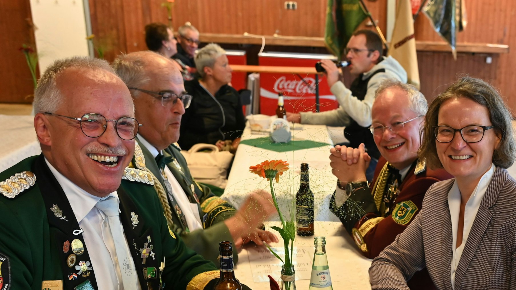 Ina Scharrenbach am Tisch der Schützen.