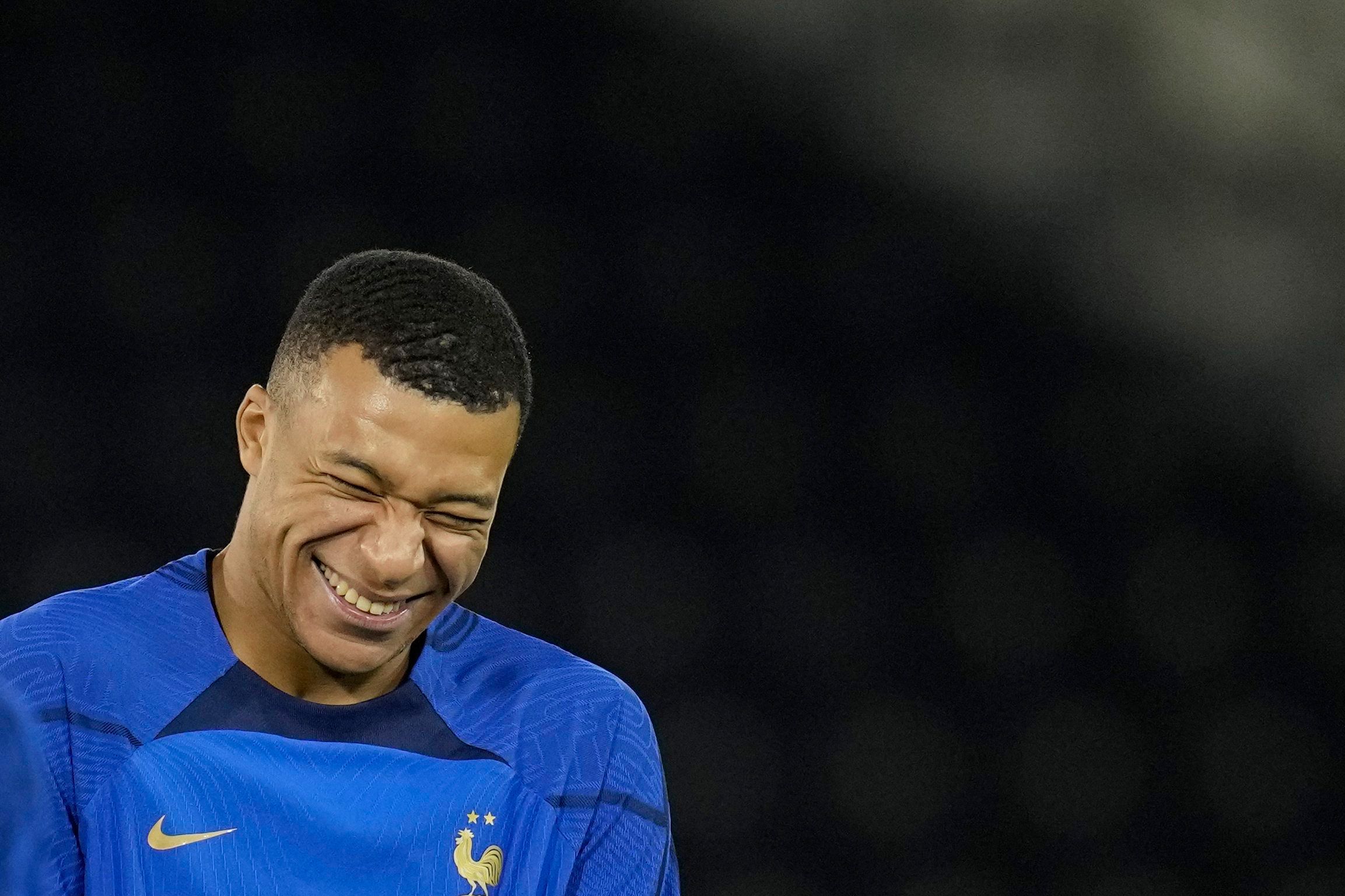Fußball, WM 2022 in Katar, Training von Frankreich, Frankreichs Kylian Mbappe lacht während einer Trainingseinheit.
